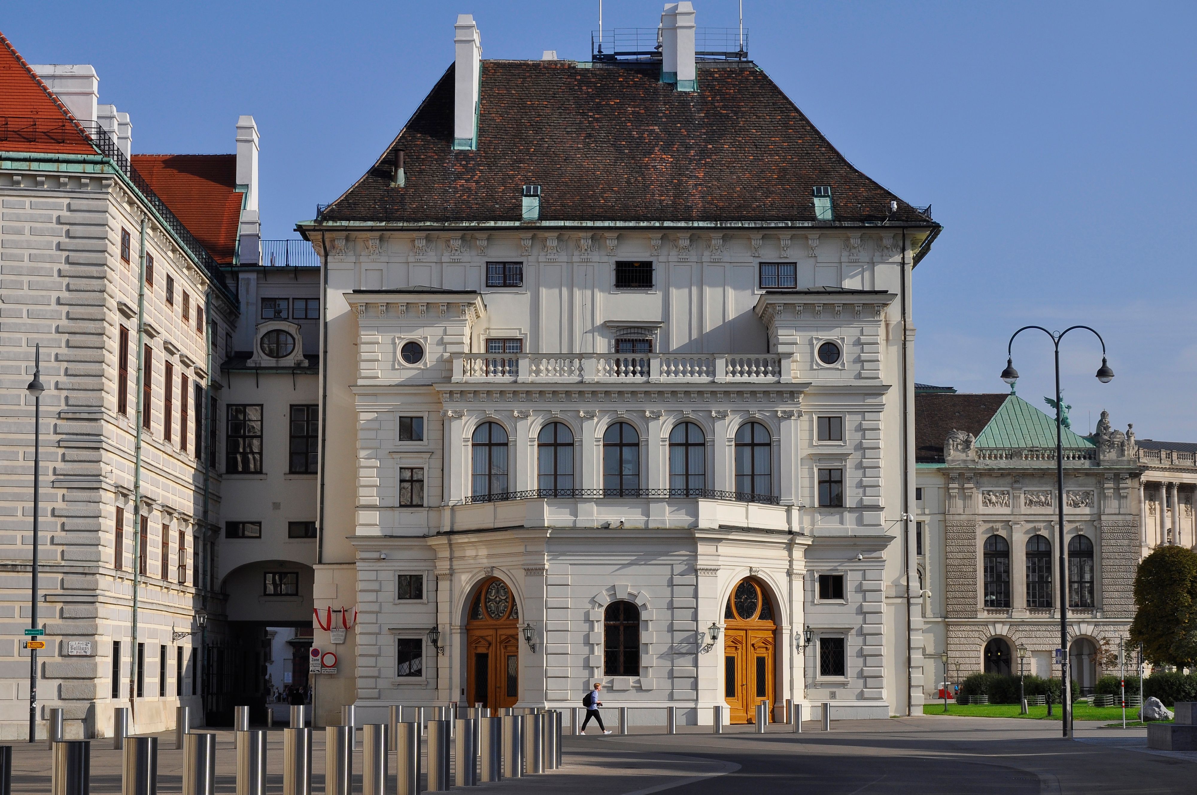 Download von www.picturedesk.com am 26.06.2022 (12:51).  Präsidentschaftskanzlei, Hofburg, Leopoldinischer Trakt, Wien, Tourismus, Burg, Schloss, Gebäude, Staatsoberhaupt, Monarchie, Republik, Architektur, Fremdenverkehr, Sehenswürdigkeit, Ballhausplatz, Innere Stadt, 1. Bezirk, Wahl zum Bundespräsidenten, Bundespräsidentschaftswahl - 20180913_PD15577 - Rechteinfo: Rights Managed (RM)