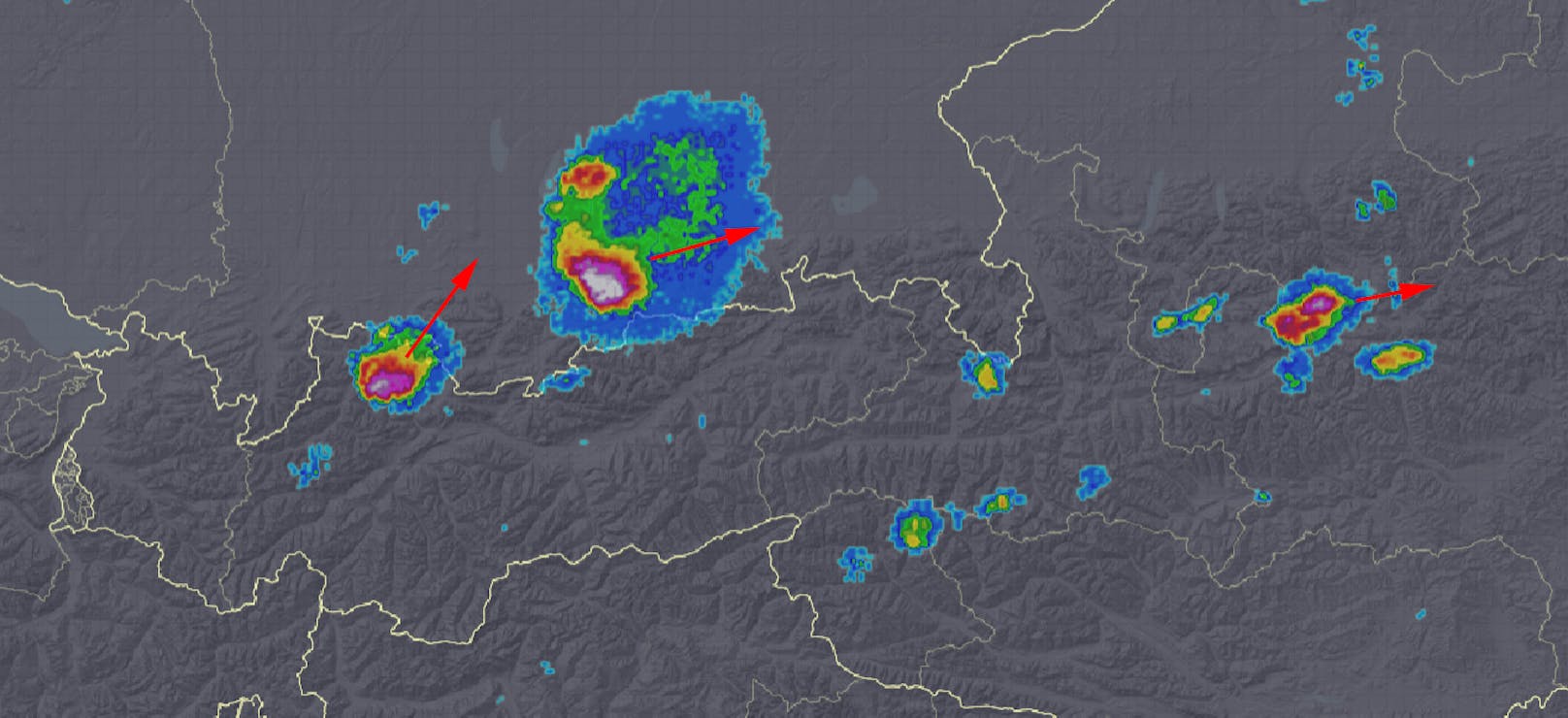 In und um Österreich formieren sich aktuell mehrere Gewitter-Zellen.