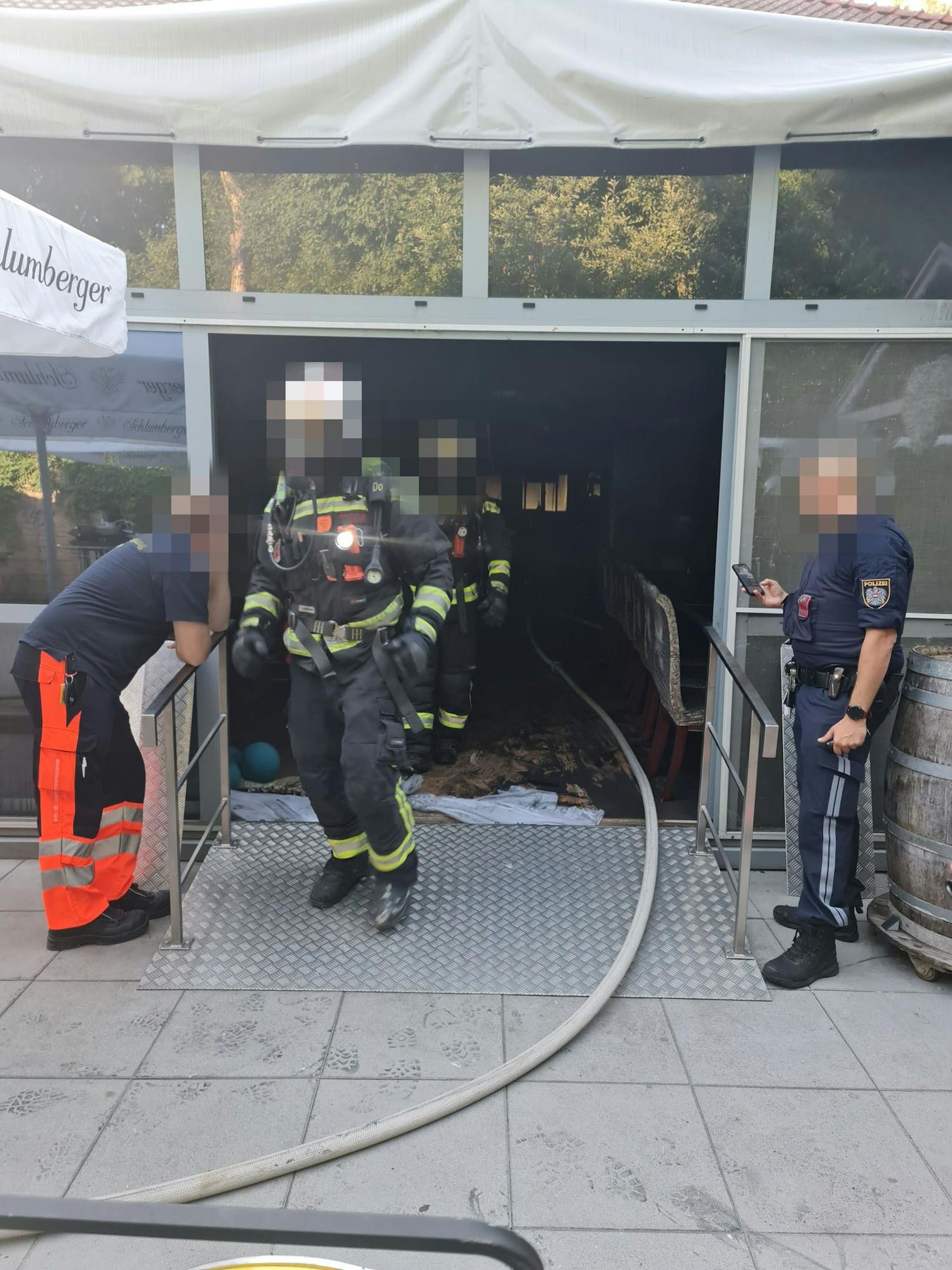 Mit einer Löschleitung und unter Atemschutz kämpften die Florianis gegen das Feuer.