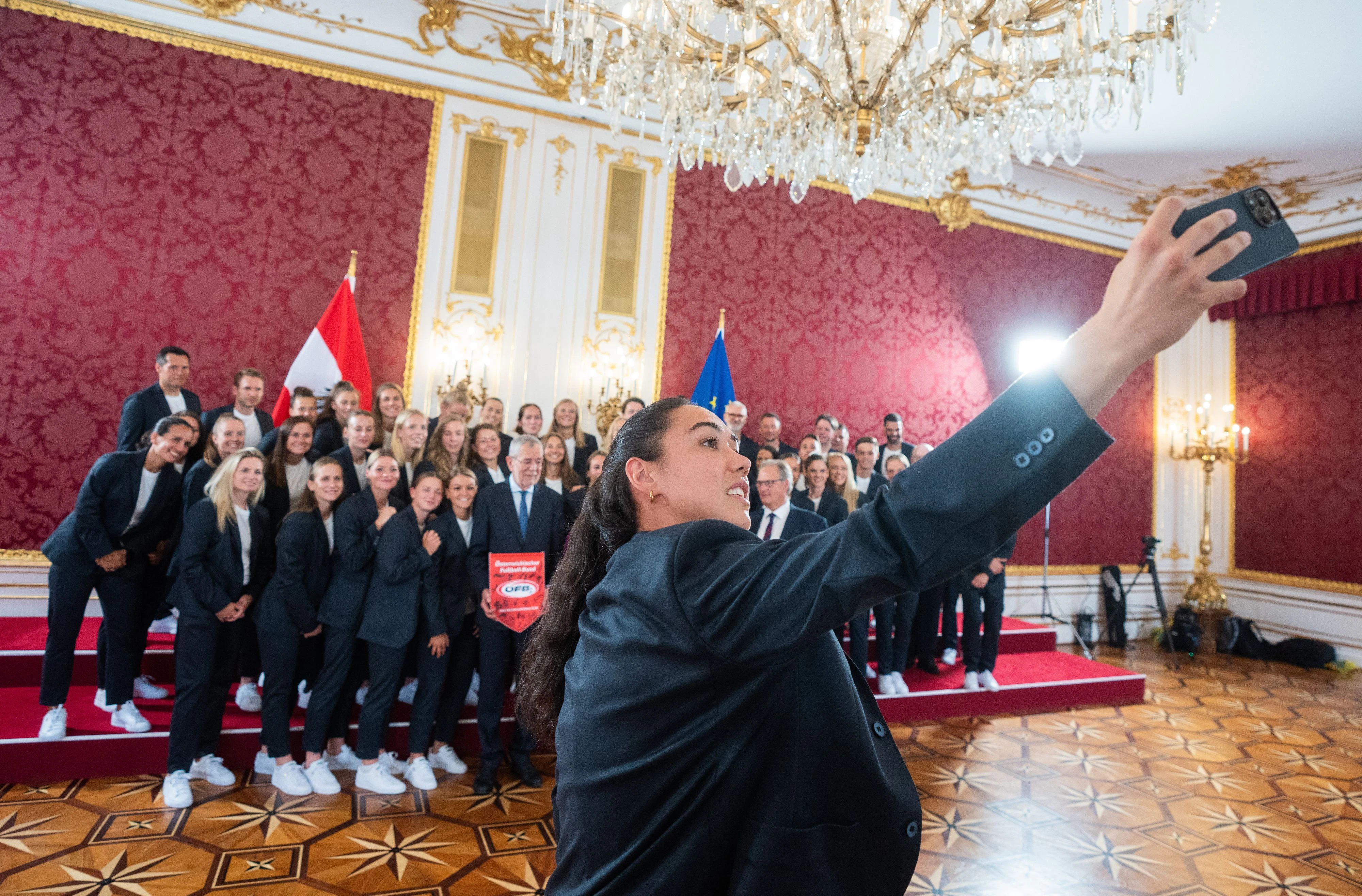 Download von www.picturedesk.com am 27.06.2022 (11:30).  ABD0054_20220623 - WIEN - ÖSTERREICH: Manuela Zinsberger macht ein Selfie mit dem ÖFB-Frauenteam am Donnerstag, 23. Juni 2022, im Rahmen der Verabschiedung des ÖFB-Frauenteams in der Präsidentschaftskanzlei in Wien. - FOTO: APA/GEORG HOCHMUTH - 20220623_PD2556 - Rechteinfo: Rights Managed (RM)