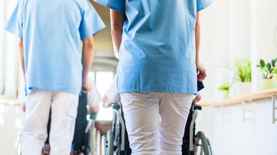 Die "blau-gelbe Pflegeprämie" in der Höhe von 500 Euro steuerfrei wird noch heuer ausbezahlt.
