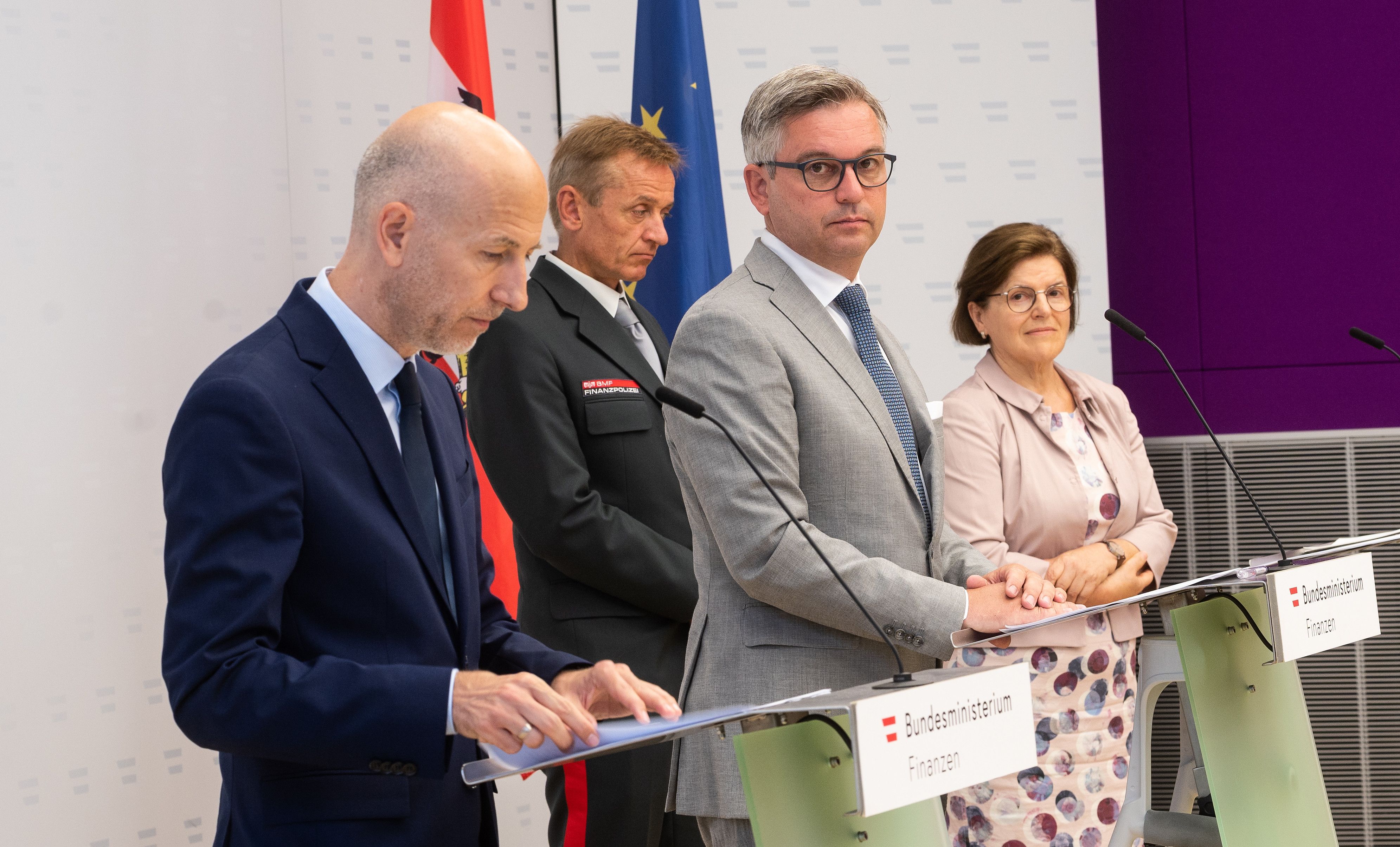 Finanzminister Magnus Brunner, Arbeitsminister Martin Kocher, dem Leiter der Finanzpolizei, Wilfried Lehner und Dr. Anna Ritzberger-Moser, Leiterin der Sektion Arbeitsrecht und Zentral-Arbeitsinspektorat.