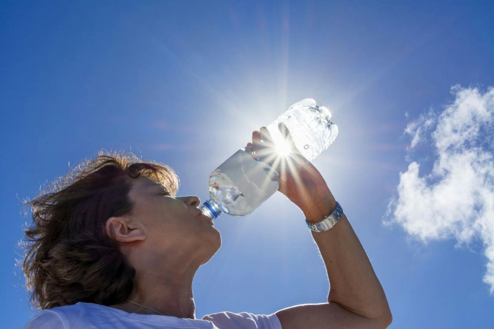 Zwei bis drei Liter kühles Wasser soll man an heißen Tagen trinken.