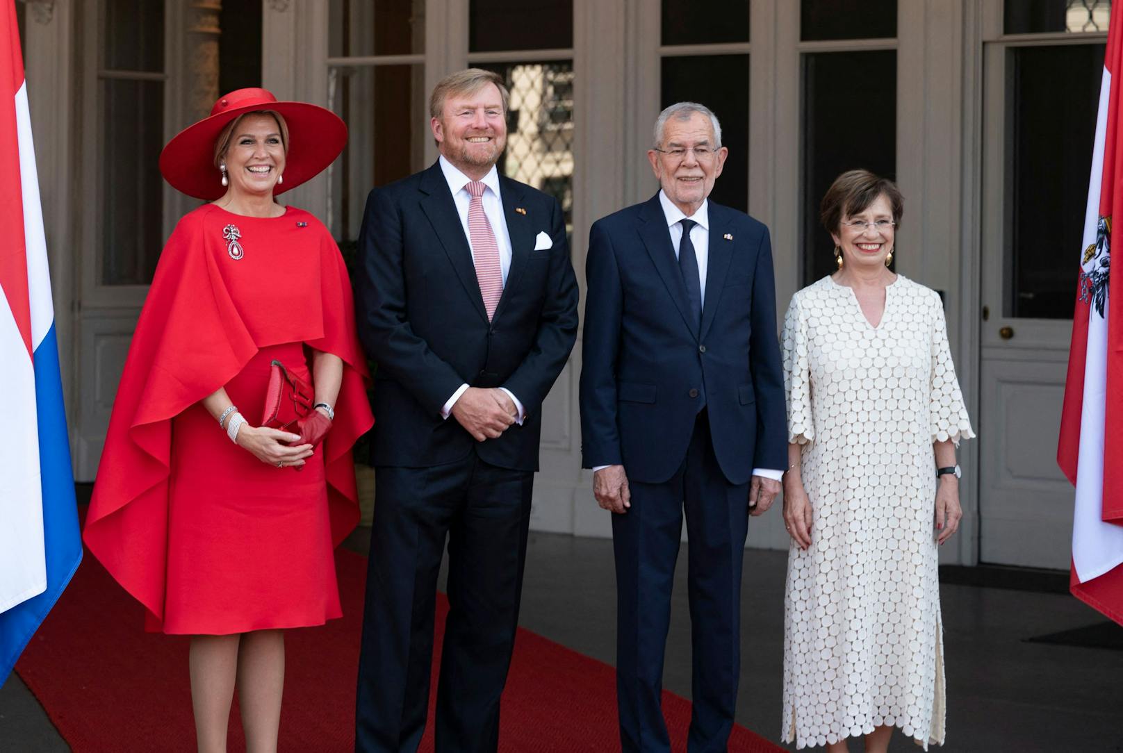 König Willem-Alexander und Königin Maxima der Niederlande werden am 27. Juni 2022 von Österreichs Bundespräsident Alexander van der Bellen&nbsp; und seiner Frau Doris Schmidauer in der Hofburg in Wien, Österreich, begrüßt. 