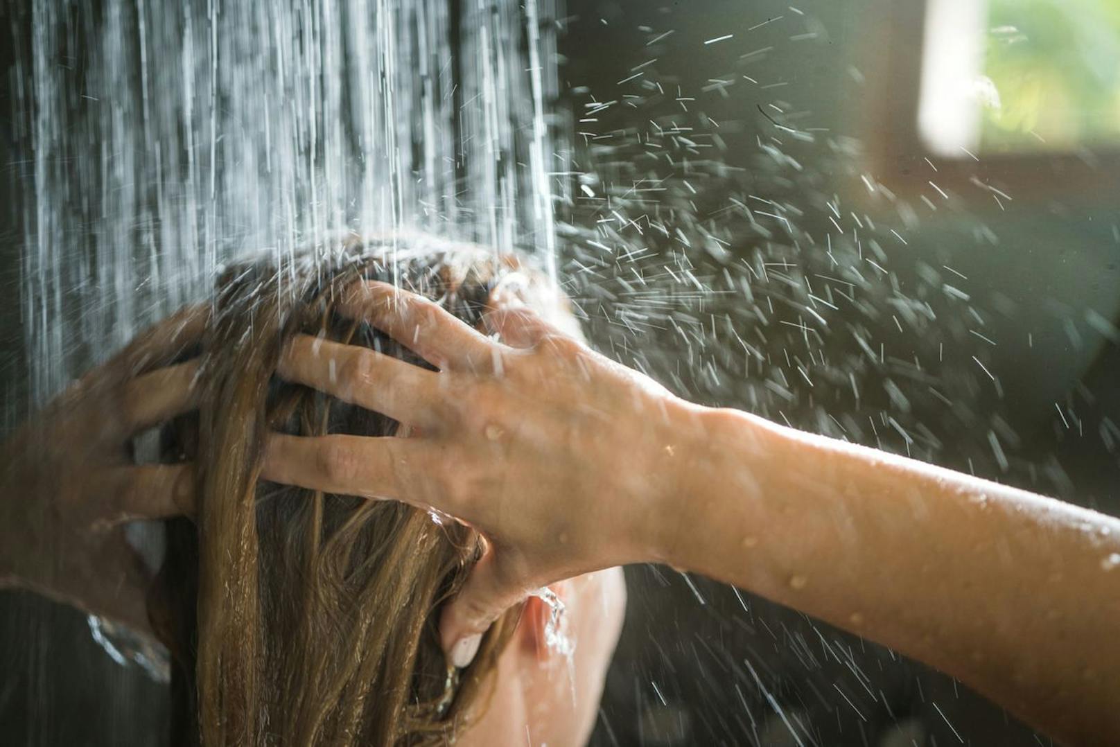 Danach kommt auch schon die Natron-Mixtur zum Einsatz. Ein halbes Glas Wasser und zwei bis drei Teelöffel Natron reichen, um deine Haare vom überschüssigen Fett zu befreien. Davor sollten deine Haare allerdings völlig nass sein.  