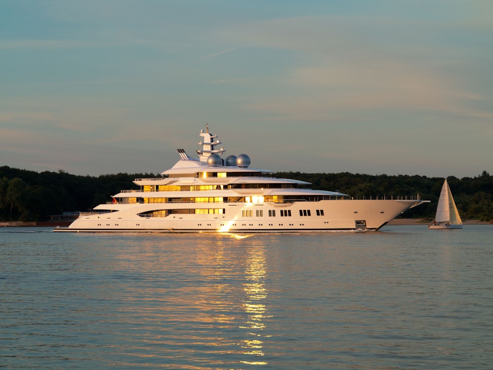 Weil er den Kredit nicht bedienen kann, muss der russische Oligarch Dmitri Pumpjanskij mitansehen, wie seine Jacht versteigert wird. Symbolbild. 