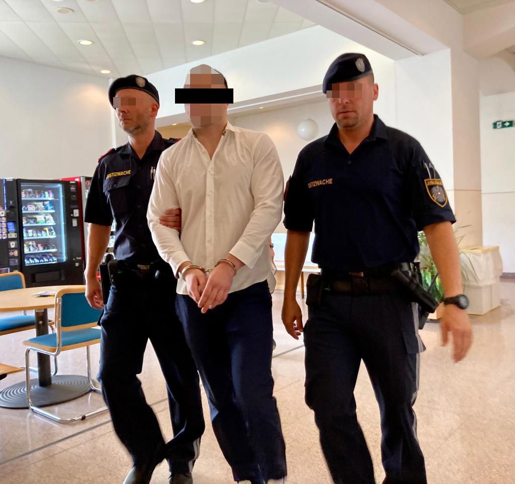 Der Angeklagte Boxer (23) in Handschellen vor Gericht