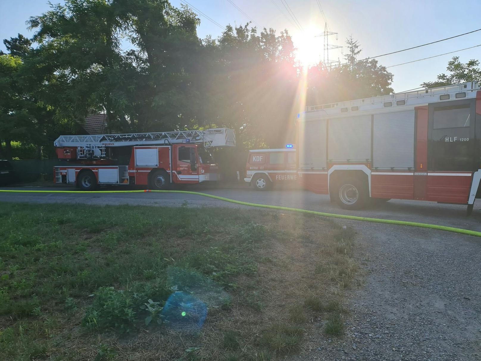 Mit mehreren Einsatzfahrzeugen eilten die Feuerwehr zum Brandort.