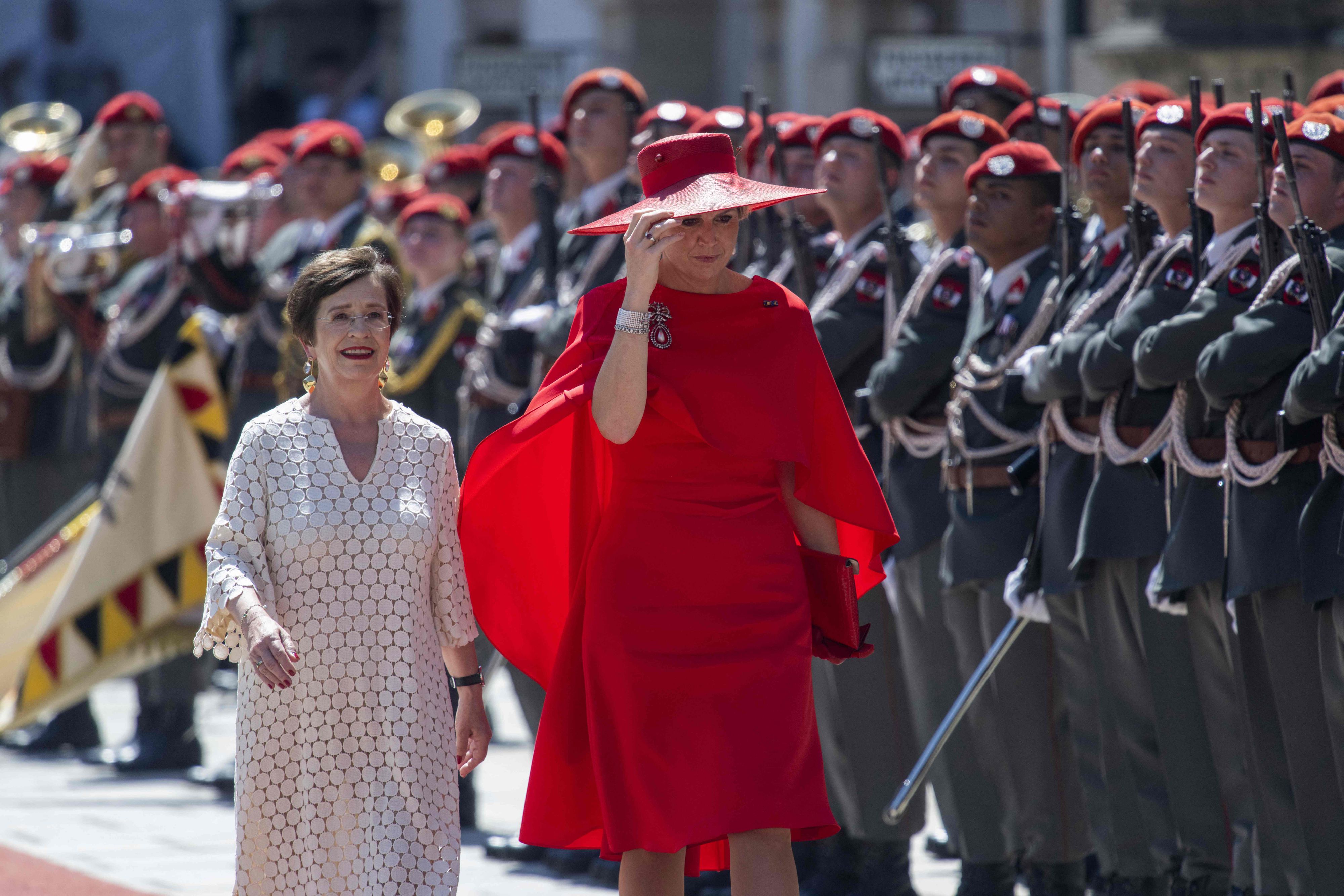 Download von www.picturedesk.com am 27.06.2022 (12:10).  Queen Maxima of the Netherlands and the wife of the Austrian President Doris Schmidauer inspect a military honor guard at the Hofburg palace in Vienna, Austria on June 27, 2022. - The Dutch Royal couple has arrived to Austria for their three days state visit. (Photo by JOE KLAMAR / AFP) - 20220627_PD1917 - Rechteinfo: Rights Managed (RM) Nur für redaktionelle Nutzung! Werbliche Nutzung erfordert Freigabe: bitte schicken Sie uns eine Anfrage.