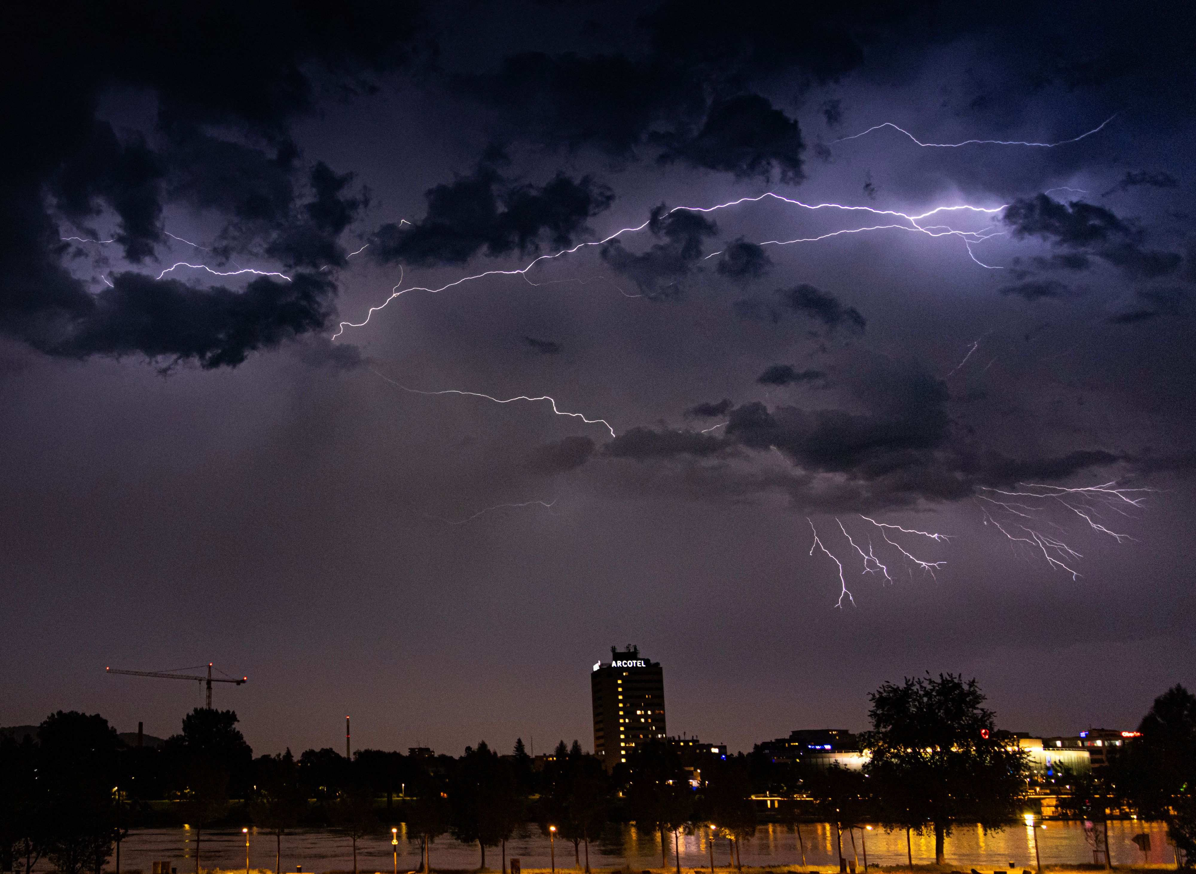 Im Bodenseeraum und in Kärnten wird es wohl gewittern, in Linz etwa (Bild) hingegen nicht.