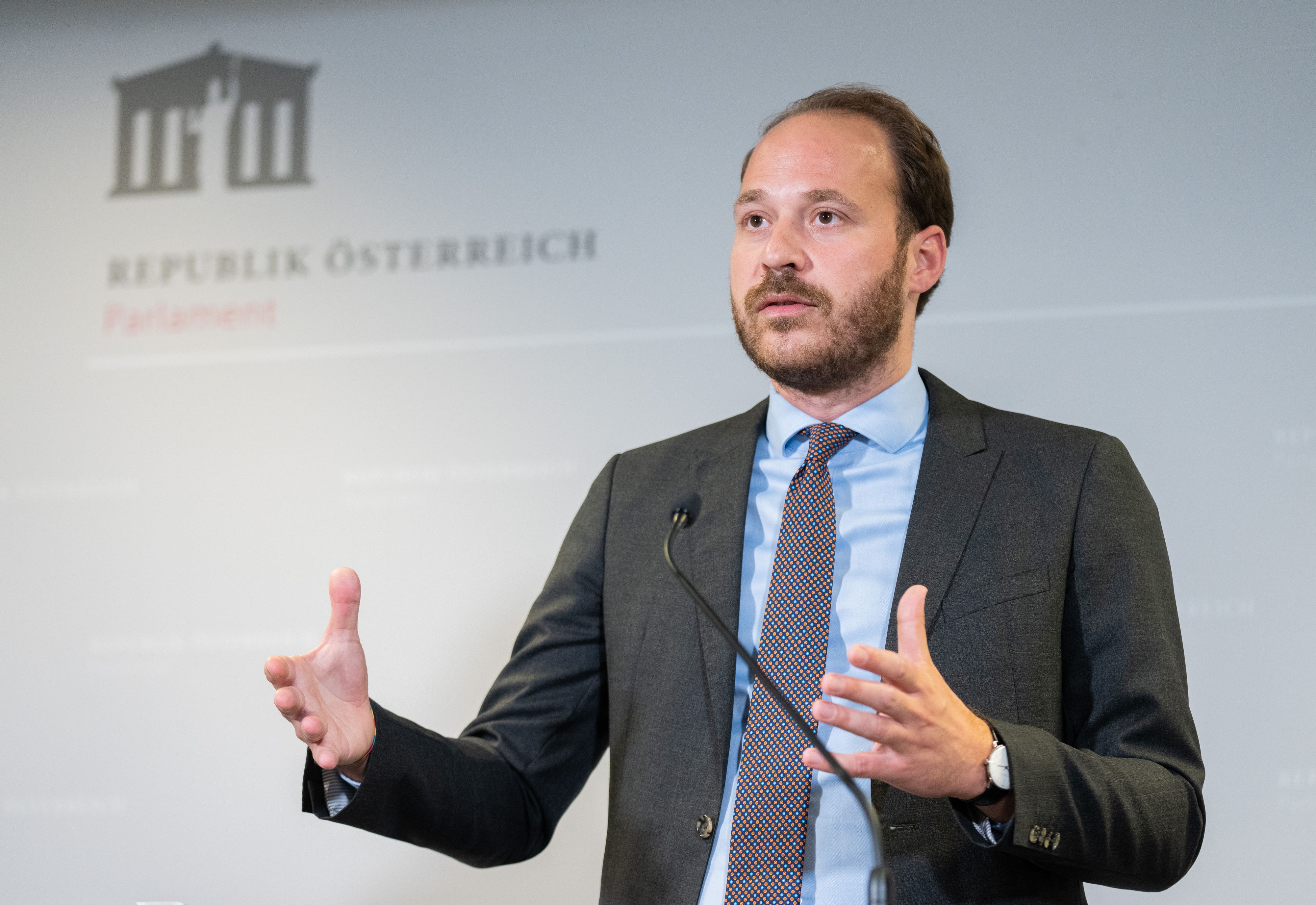 Neos-Mandatar Nikolaus Scherak kann sich eine Ampel-Koalition auch in Österreich vorstellen. 