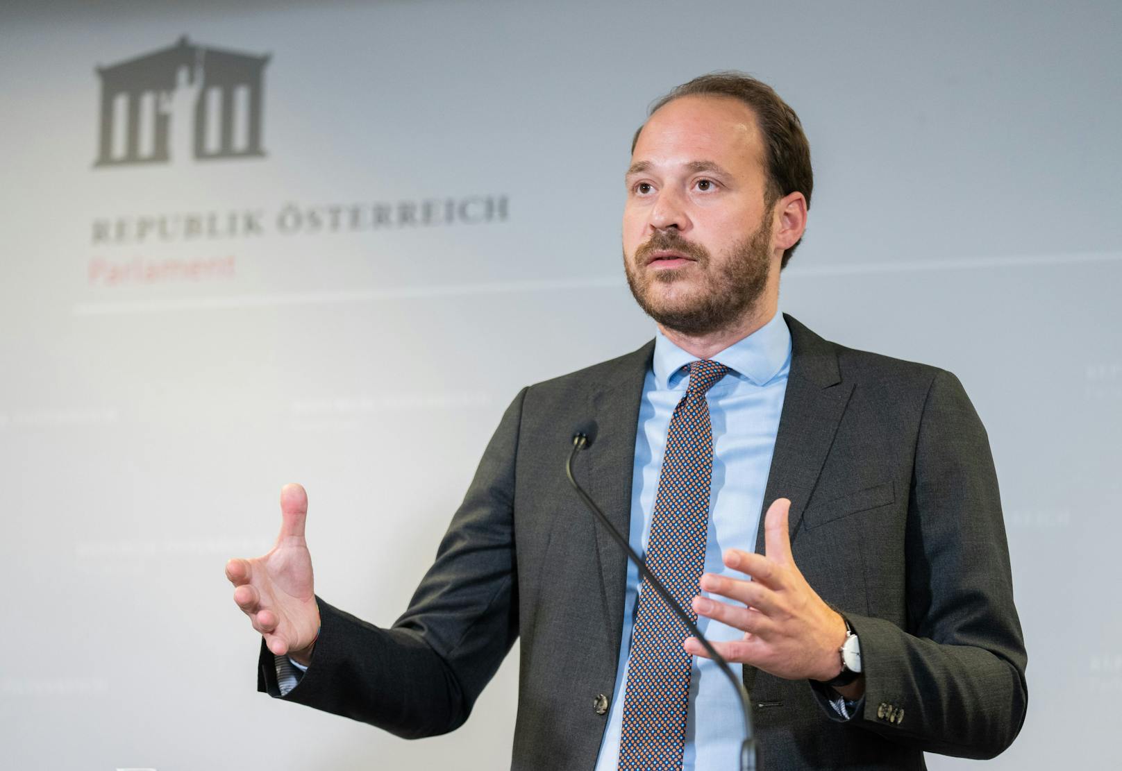 Neos-Mandatar Nikolaus Scherak kann sich eine Ampel-Koalition auch in Österreich vorstellen. 