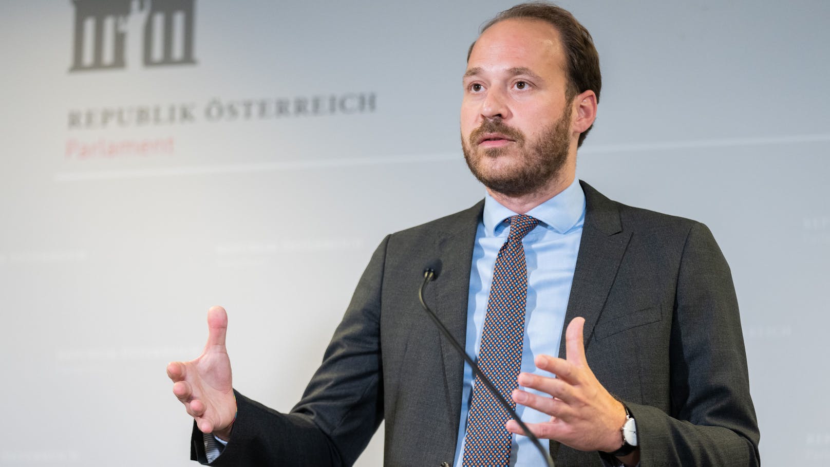 NEOS-Datenschutzsprecher Nikolaus Scherak kritisiert Innenminister Gerhard Karner.