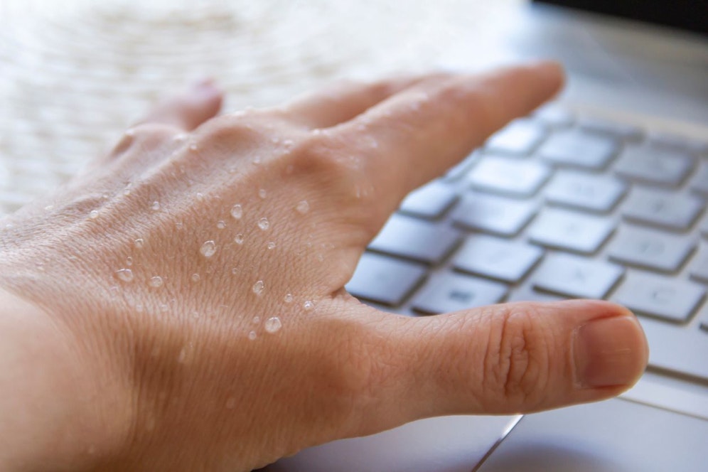 Manche müssen sich öfters die Stirn abtupfen und bei anderen Personen befindet sich die schwitzigste Körperstelle an den Händen. Wenn auch du von Schweißhänden geplagt wirst, verleihen dir vielleicht diese Tricks wieder ein trockenes Hautgefühl.