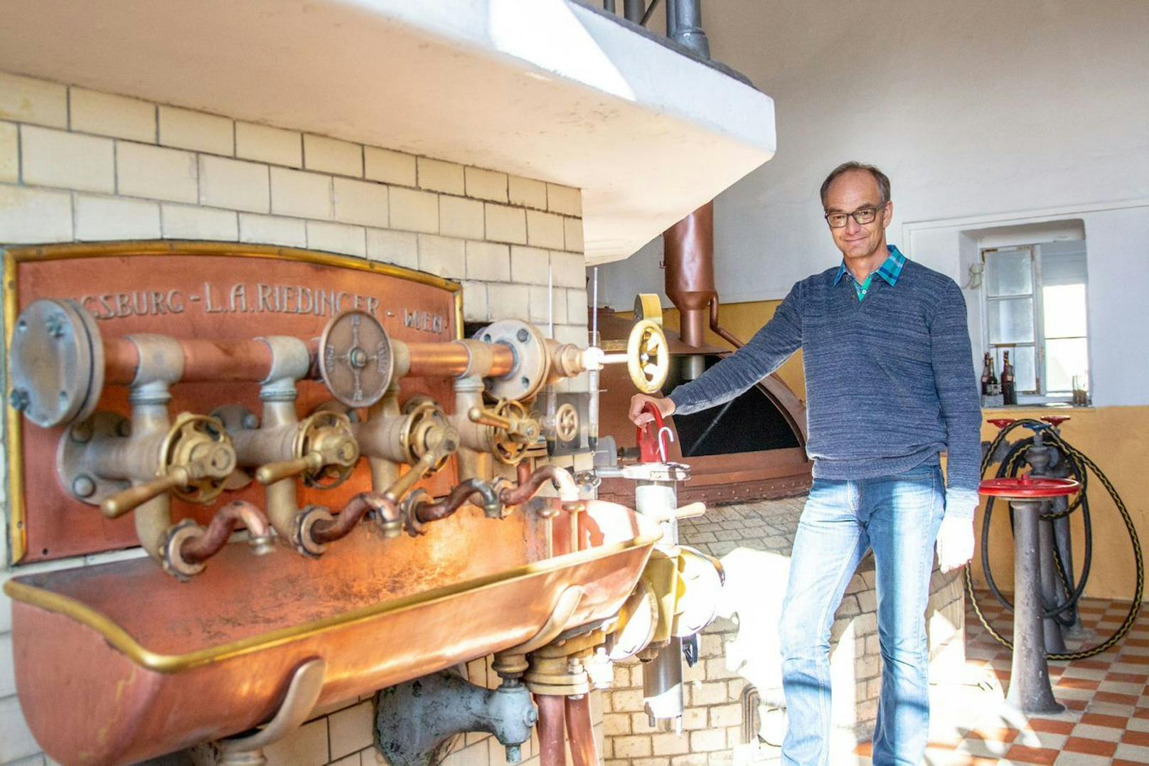 Peter Krammer, Bierbrauer aus Hofstetten, fürchtet weitere Preissteigerungen auf dem Biersektor.