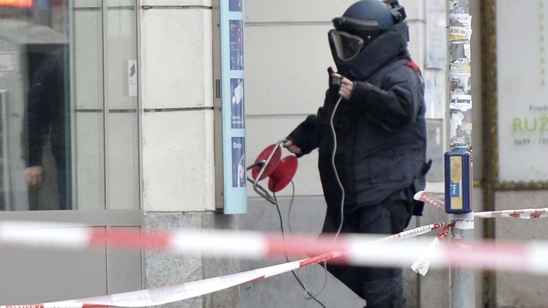 Download von www.picturedesk.com am 27.06.2022 (14:56).  APA16505524 - 17012014 - WIEN - ÖSTERREICH: ZU APA 409 CI - Ein Sprengstoffspezialist des Innenministeriums vor einer Bankfiliale in Wien-Alsergrund am Freitag, 17. Jänner 2014. Ein offensichtlich verwirrter Räuber hat am Freitagnachmittag eine Filiale der Erste Bank in Wien-Alsergrund überfallen. Der Maskierte drohte mit einer Bombe und ließ neben einem Koffer auch einen Teil der Beute in der Alserstraße 23 zurück. APA-FOTO: HERBERT NEUBAUER - 20140117_PD3279 - Rechteinfo: Rights Managed (RM)