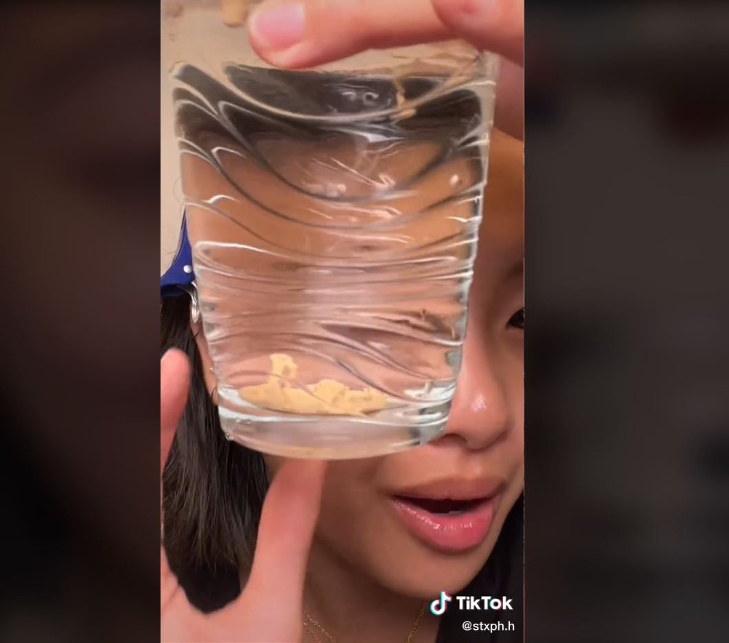 Dieser Make-Up-Trend auf TikTok lässt dein Gesicht frisch und ebenmäßig erscheinen. Alles was du dafür brauchst ist deine Foundation und ein Glas Wasser.