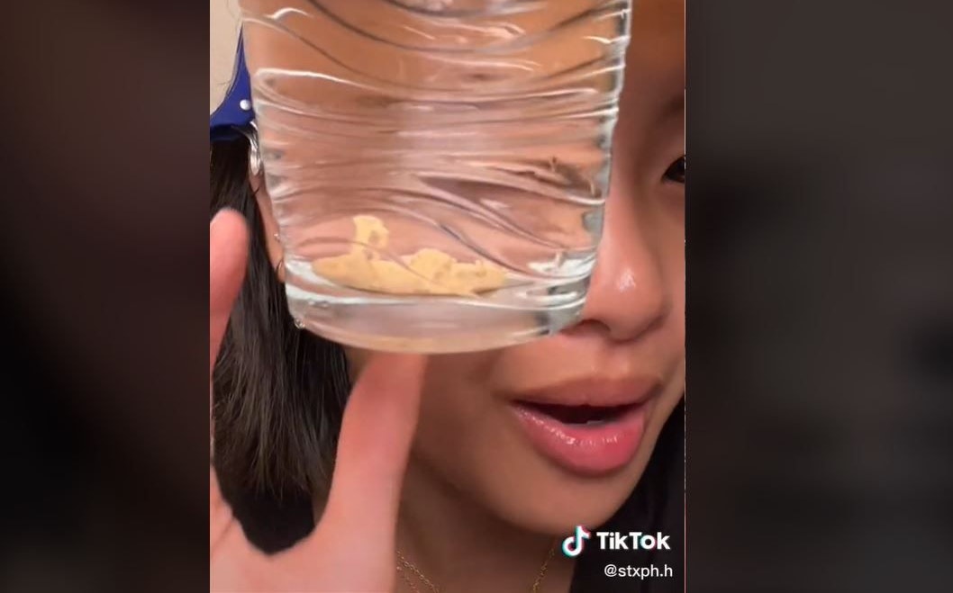 Dieser Make-Up-Trend auf TikTok lässt dein Gesicht frisch und ebenmäßig erscheinen. Alles was du dafür brauchst ist deine Foundation und ein Glas Wasser.