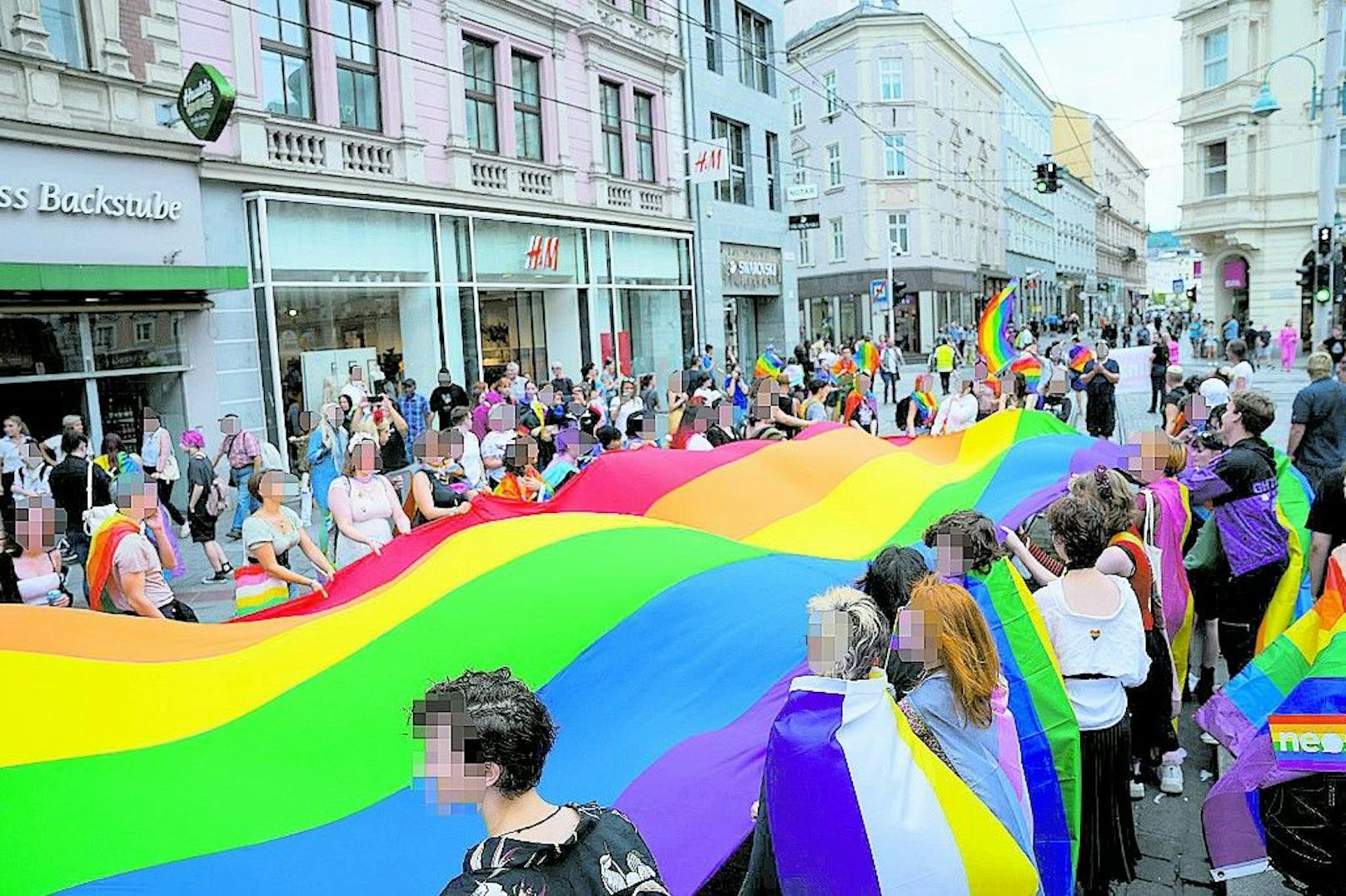 Die Pride in Linz lockte Tausende Besucher an, am Taubenmarkt kam es dann zu einem Angriff auf Teilnehmer der Parade.
