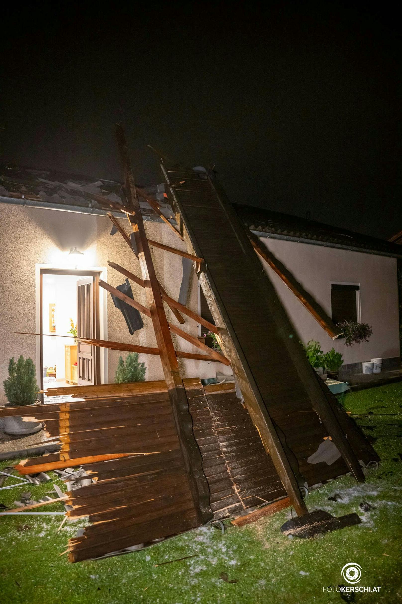 Schwere Unwetter mit riesigen Hagelkörnern haben für mehrere Einsätze der Feuerwehr gesorgt und massive Schäden in Österreich angerichtet.