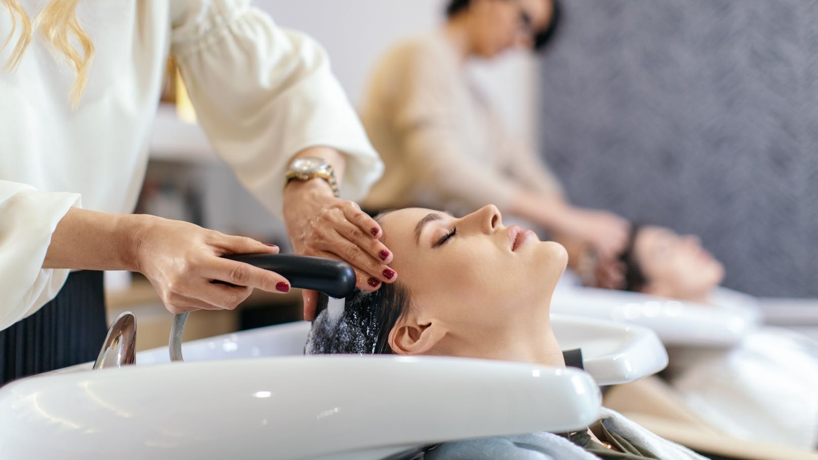 In Italien sind Friseurbesuche jetzt kürzer – die Haare dürfen nämlich nur mehr einmal ausgespült werden.