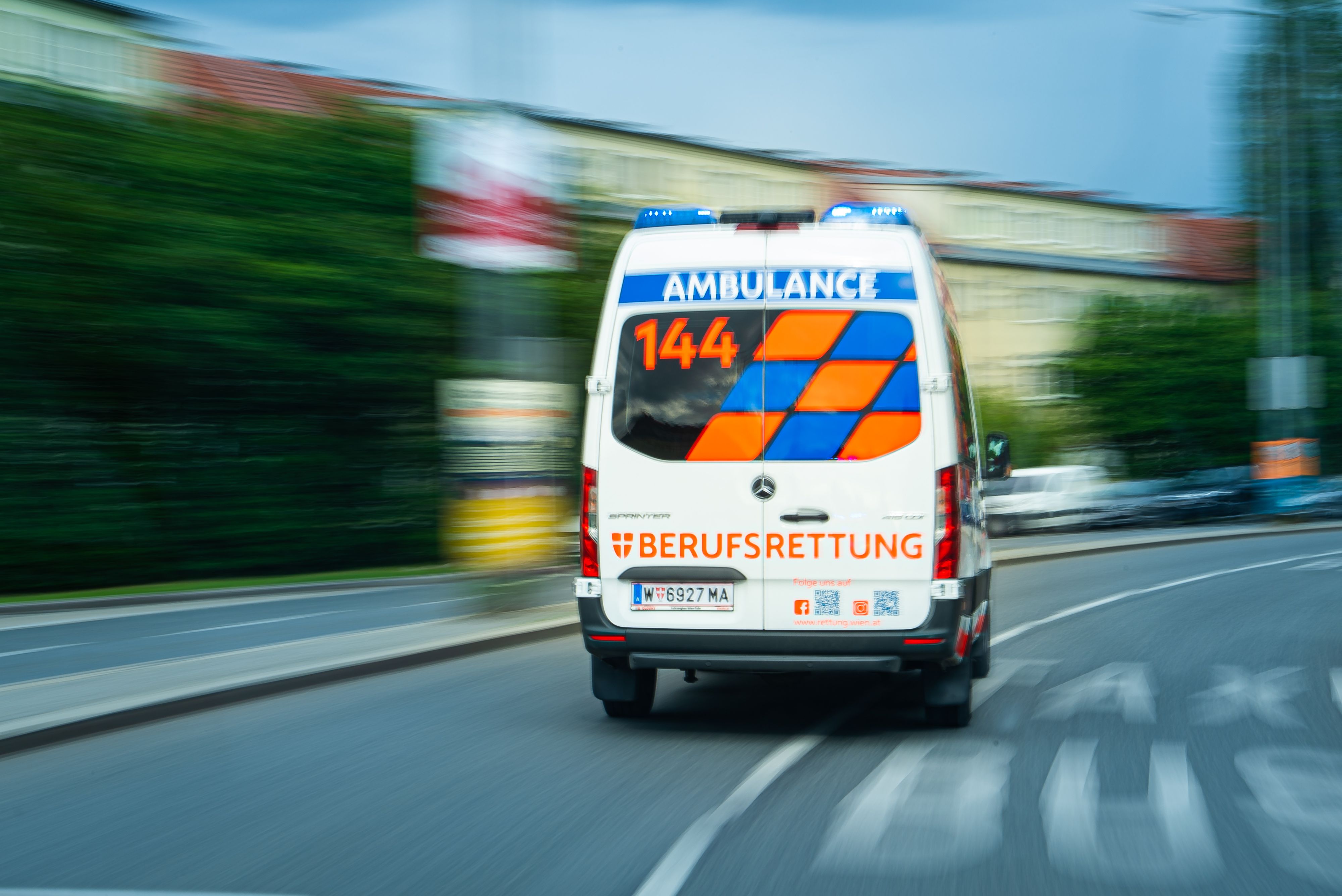 Dauereinsatz für die Wiener Berufsrettung: Rund 1.000 Einsätze sind es derzeit am Tag – die Hitze-Welle ist stark spürbar.