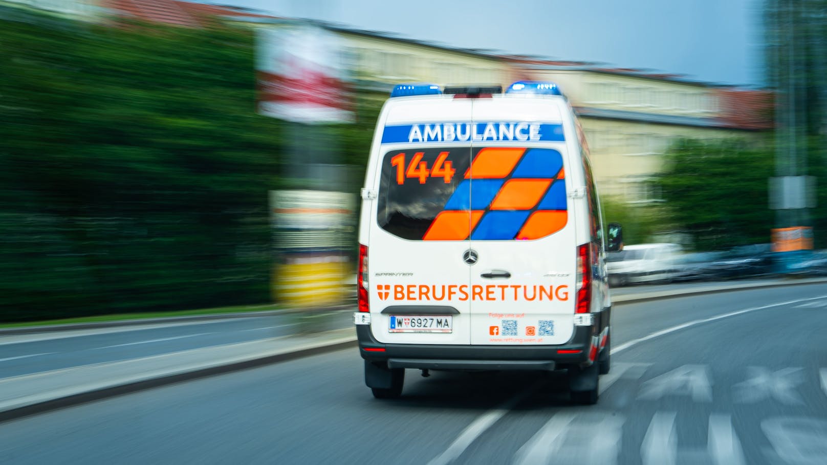 Radler erfasst Fußgänger – beide Männer schwer verletzt