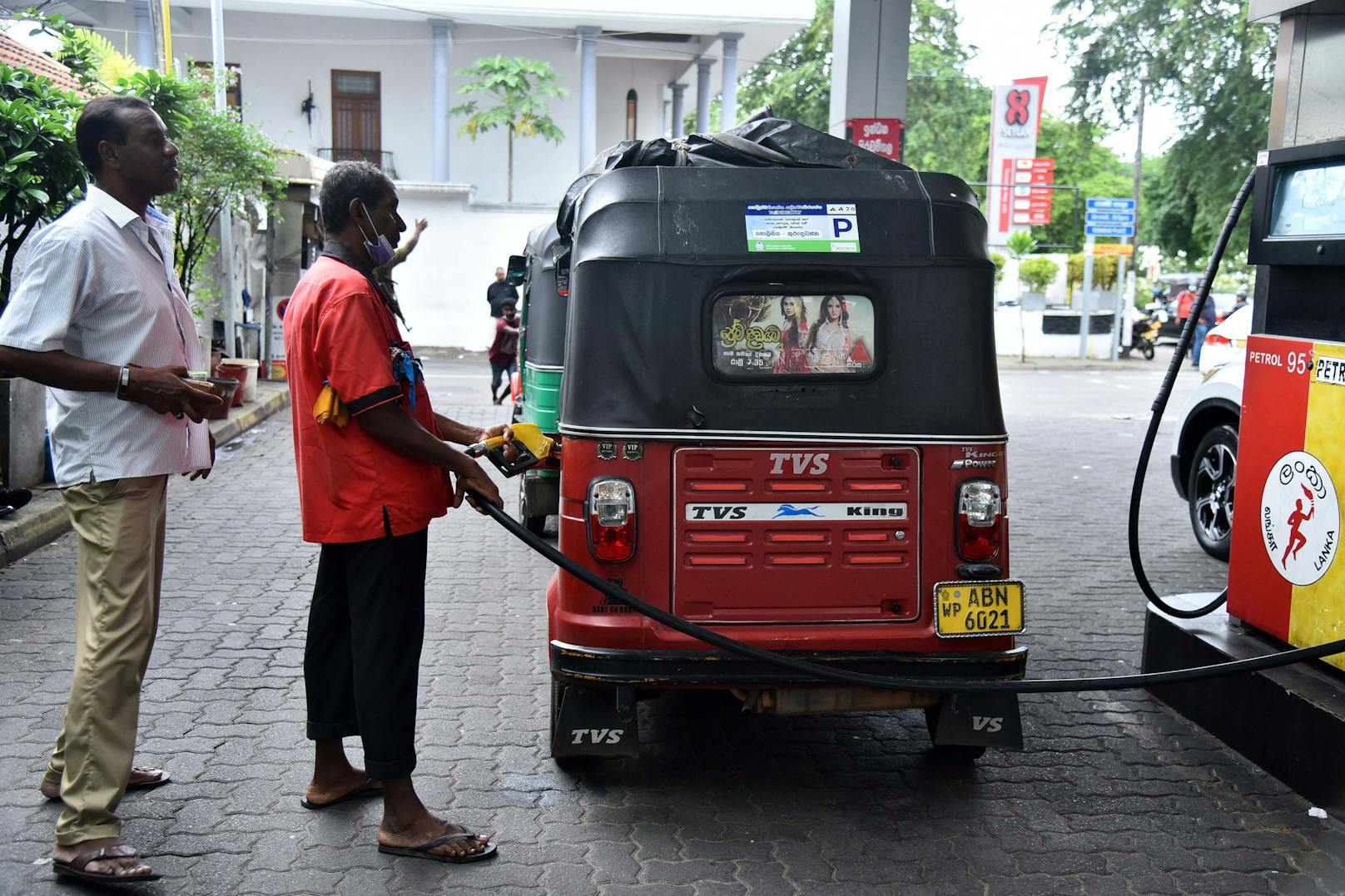 Treibstoff gebe es in Sri Lanka bis zum 10. Juli nur für unbedingt notwendige Dienste etwa von Fahrzeugen im Gesundheitsbereich, am Hafen, Flughafen oder für die Essensverteilung.