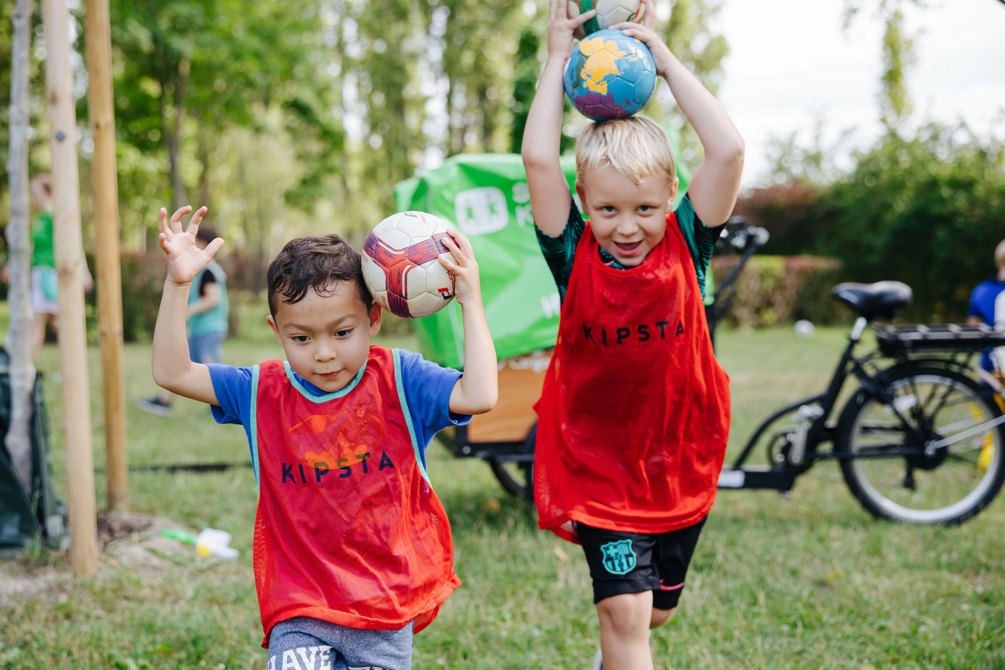Kicken für die Kleinsten im gewohnten Umfeld: Das ermöglicht das Projekt "Heimspiel" von SOS Kinderdorf und Wiener Wohnen.