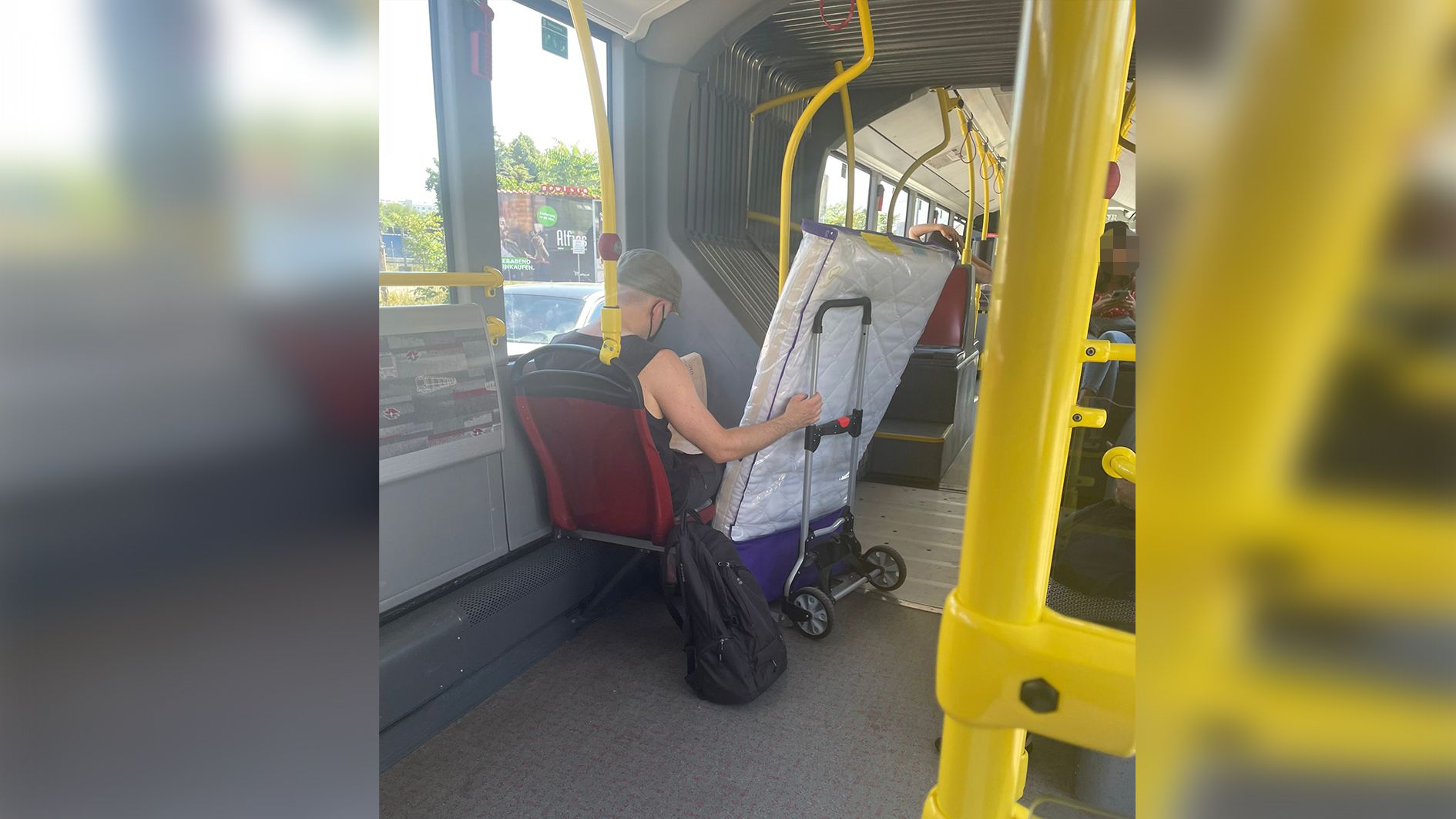 Für den ein oder anderen Schmunzler sorgte der Wiener, der am Montag seine Matratze mit dem Bus transportierte.