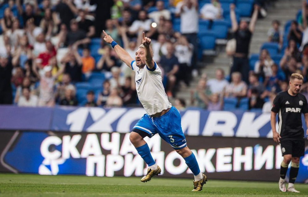 Alexander Owetschkin jubelt auf dem Fußballplatz.