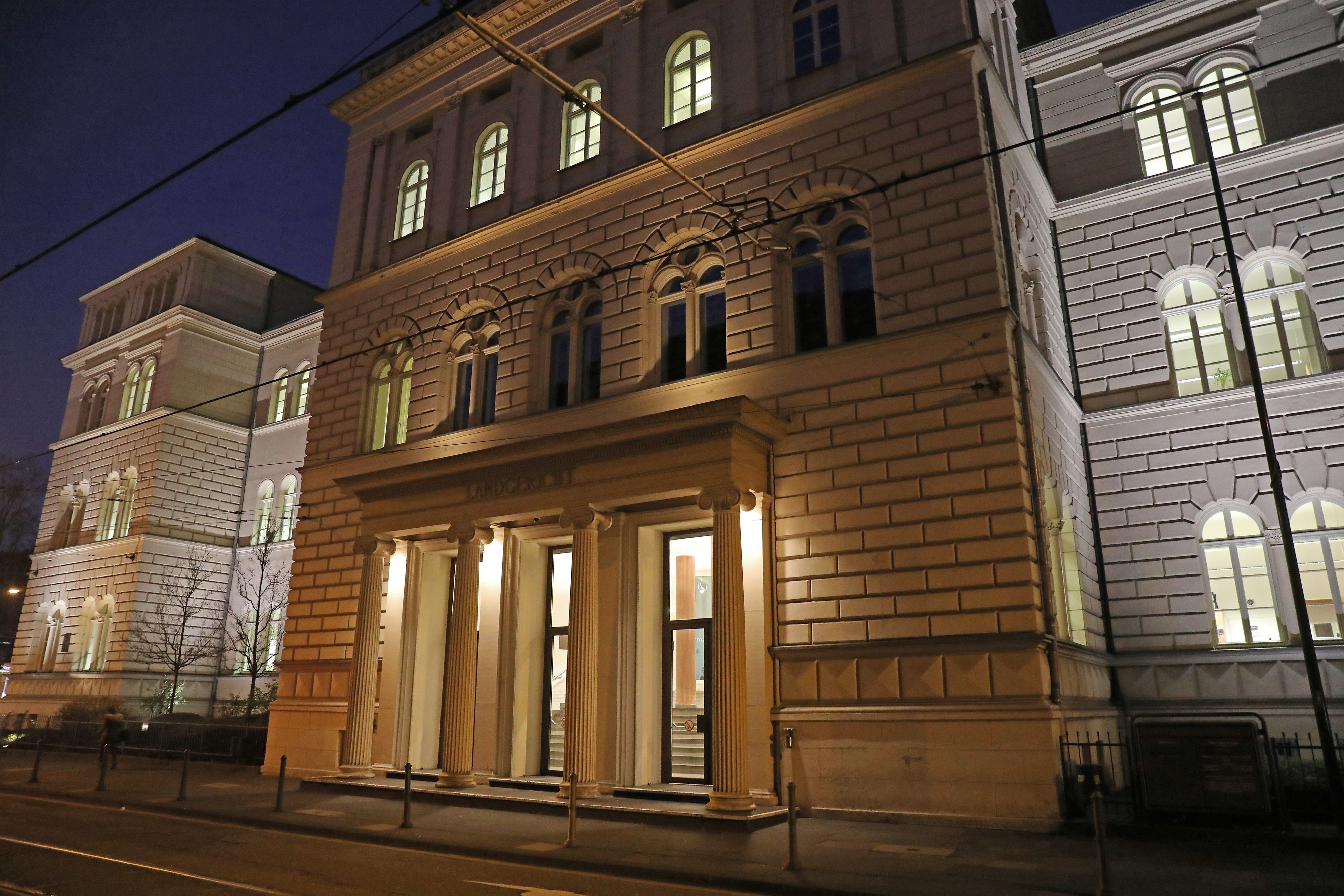 Blick auf das Eingangsportal des Bonner Landgerichts.