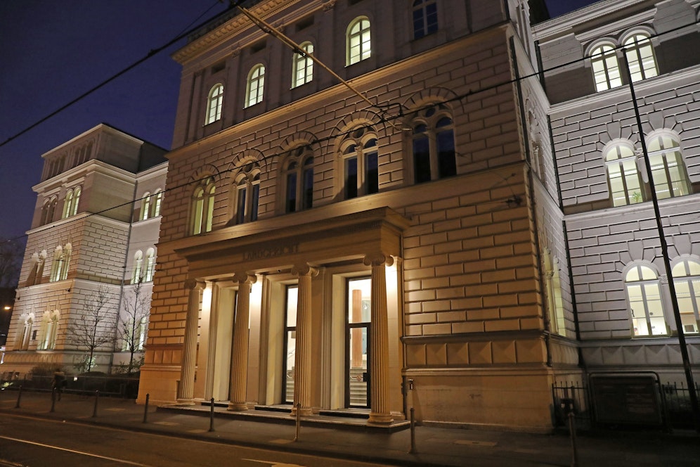 Blick auf das Eingangsportal des Bonner Landgerichts.