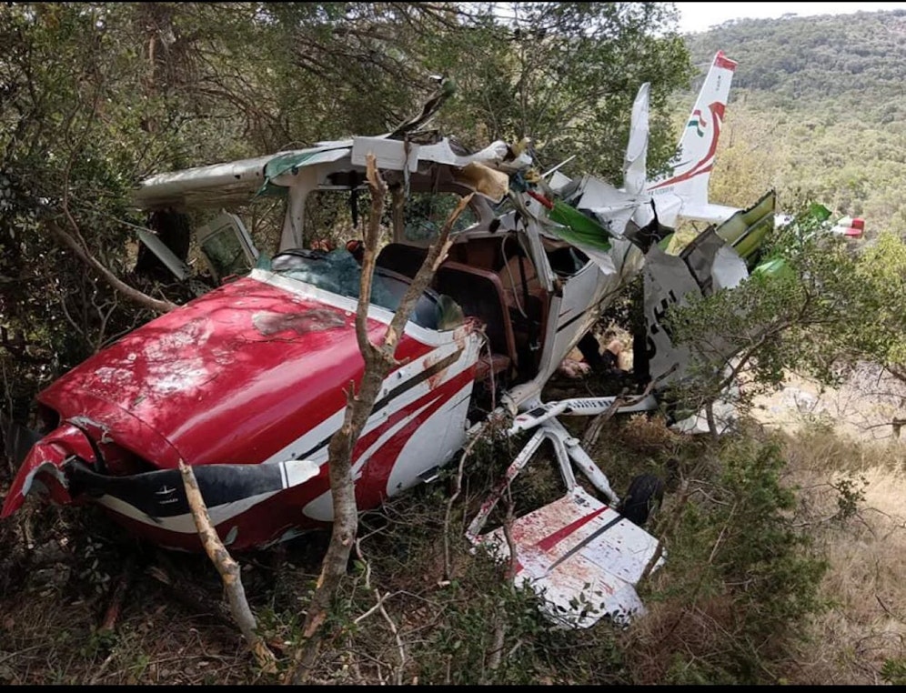 Das Flugzeugwrack - wie durch ein Wunder überlegte ein Paar aus Österreich.