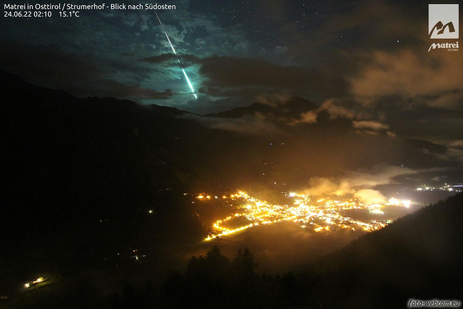 Außergewöhnliches Naturschauspiel in Österreich! Wetter-Experten ist die spektakuläre Aufnahme einer Feuerkugel am Himmel gelungen. Diese Foto wurde in Matrei in Osttirol geknipst.
