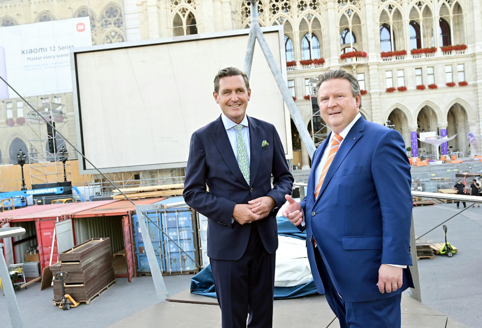 Finanzstadtrat Peter Hanke (li.) und Bürgermeister Michael Ludwig (beide SPÖ) machten sich vor Ort ein Bild von den Aufbauarbeiten für das Filmfestival.