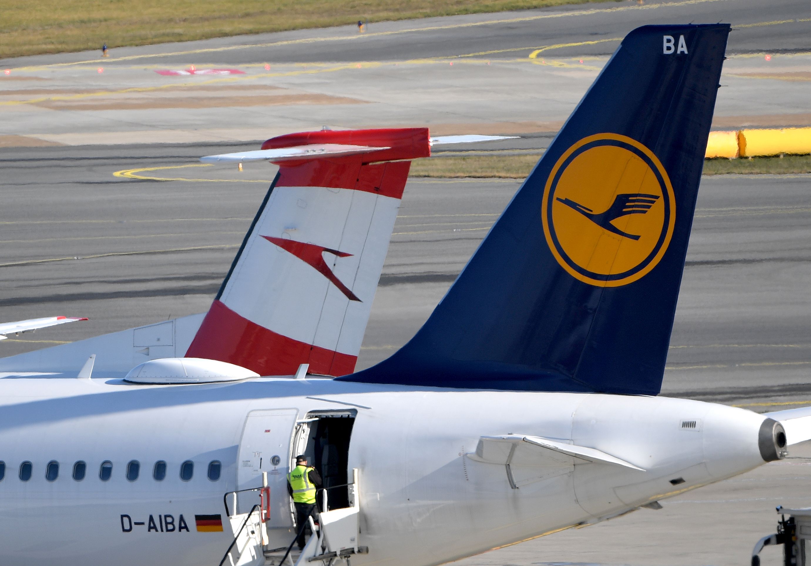 Download von www.picturedesk.com am 28.06.2022 (13:38).  ABD0013_20191107 - SCHWECHAT - ÖSTERREICH: THEMENBILD - Maschinen der Austrian Airlines (AUA) sowie der Lufhansa am Flughafen Wien-Schwechat am Mittwoch, 6. November 2019. Die Austrian Airlines AG (AUA) hält heute eine PK mit dem Titel "Ergebnis 3. Quartal - Status quo Strategieprogramm und Wettbewerbssituation am Standort Wien". - FOTO: APA/ROLAND SCHLAGER - 20191106_PD12729 - Rechteinfo: Rights Managed (RM)