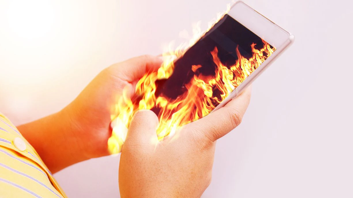Smartphones und deren Akkus können in der Hitze richtig heiß werden.