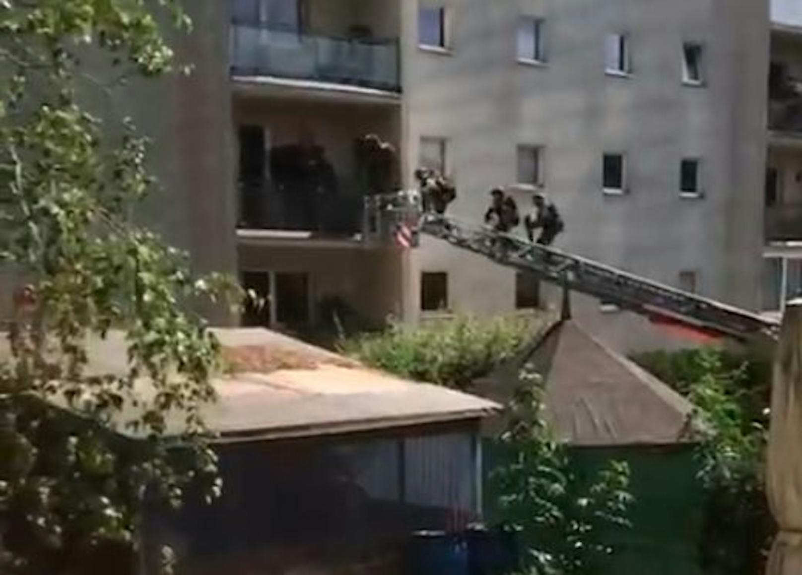 Cobra-Einsatz in Korneuburg: Die Elite-Polizisten stiegen per Kran über den Balkon ein.
