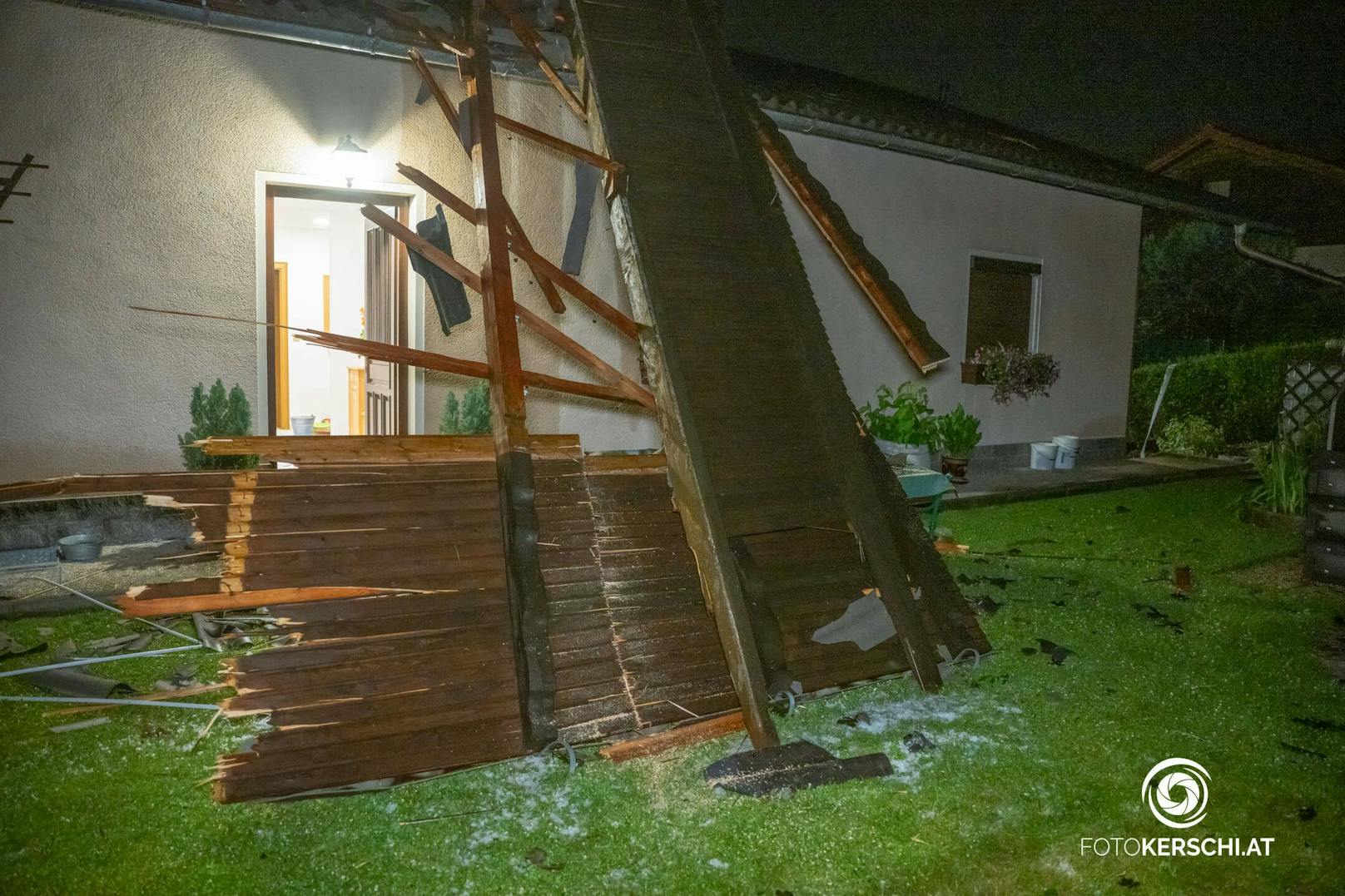 Schwere Unwetter mit riesigen Hagelkörnern haben für mehrere Einsätze der Feuerwehr gesorgt und massive Schäden in Österreich angerichtet.