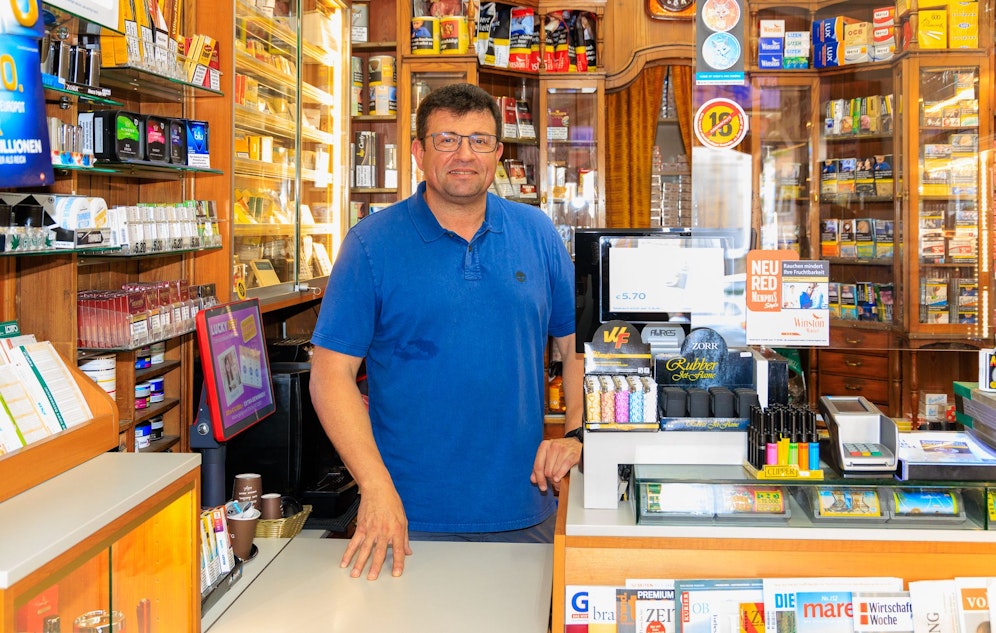 Thomas Margeta (53) in seiner Trafik auf dem Linzer Hauptplatz: 