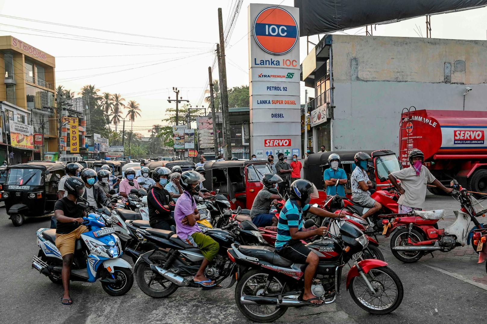 In Sri Lanka ist der Kauf von Benzin und Diesel für Privatfahrzeuge bis zum 10. Juli verboten, da es im Land an Kraftstoff mangelt.