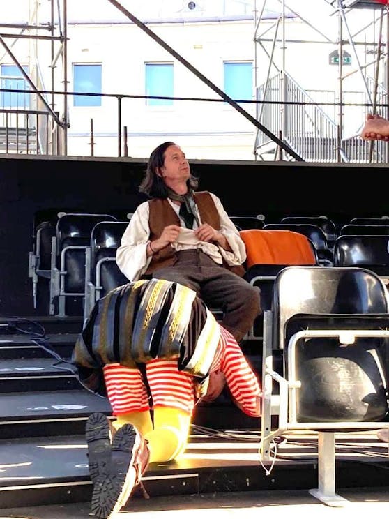 Der Intendant des Haager Theaterfests geht vor seinem Schauspieler auf die Knie.