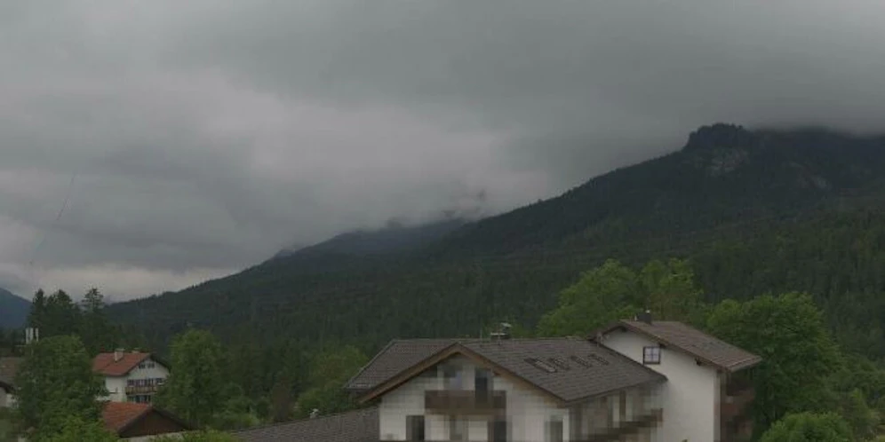 Dunkle Wolken rund um das bayrische Schloss Elmau: Selbst der US-Präsident nimmt vor dem Unwetter Reißaus.