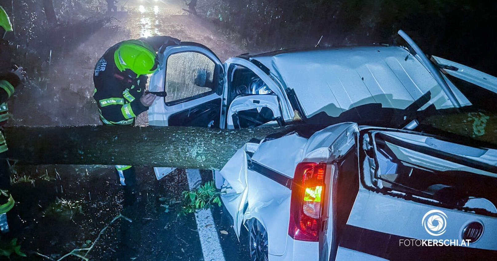 Ein Auto wurde von einem Baum getroffen und regelrecht zerteilt.