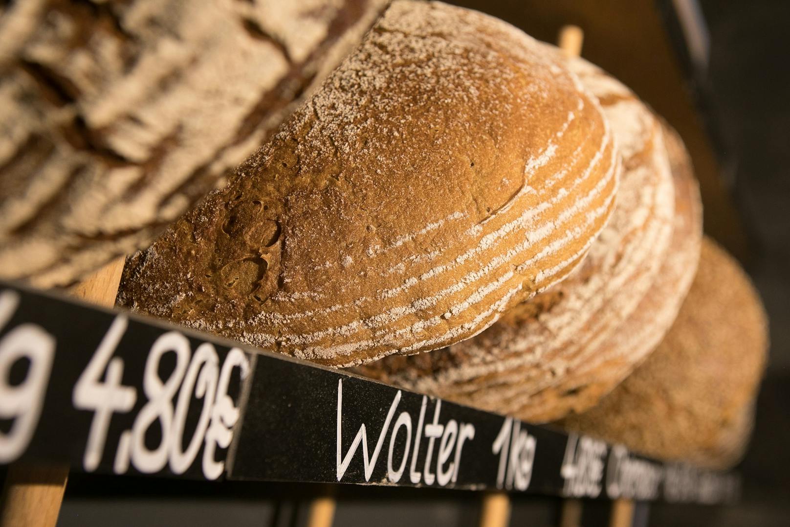 <strong>Brot</strong> lässt sich einige Tage lagern, aber auch, wenn es bereits angetrocknet ist, kann man es noch weiterverarbeiten. Beispielsweise zu Croûtons, Semmelbrösel oder für French Toast.