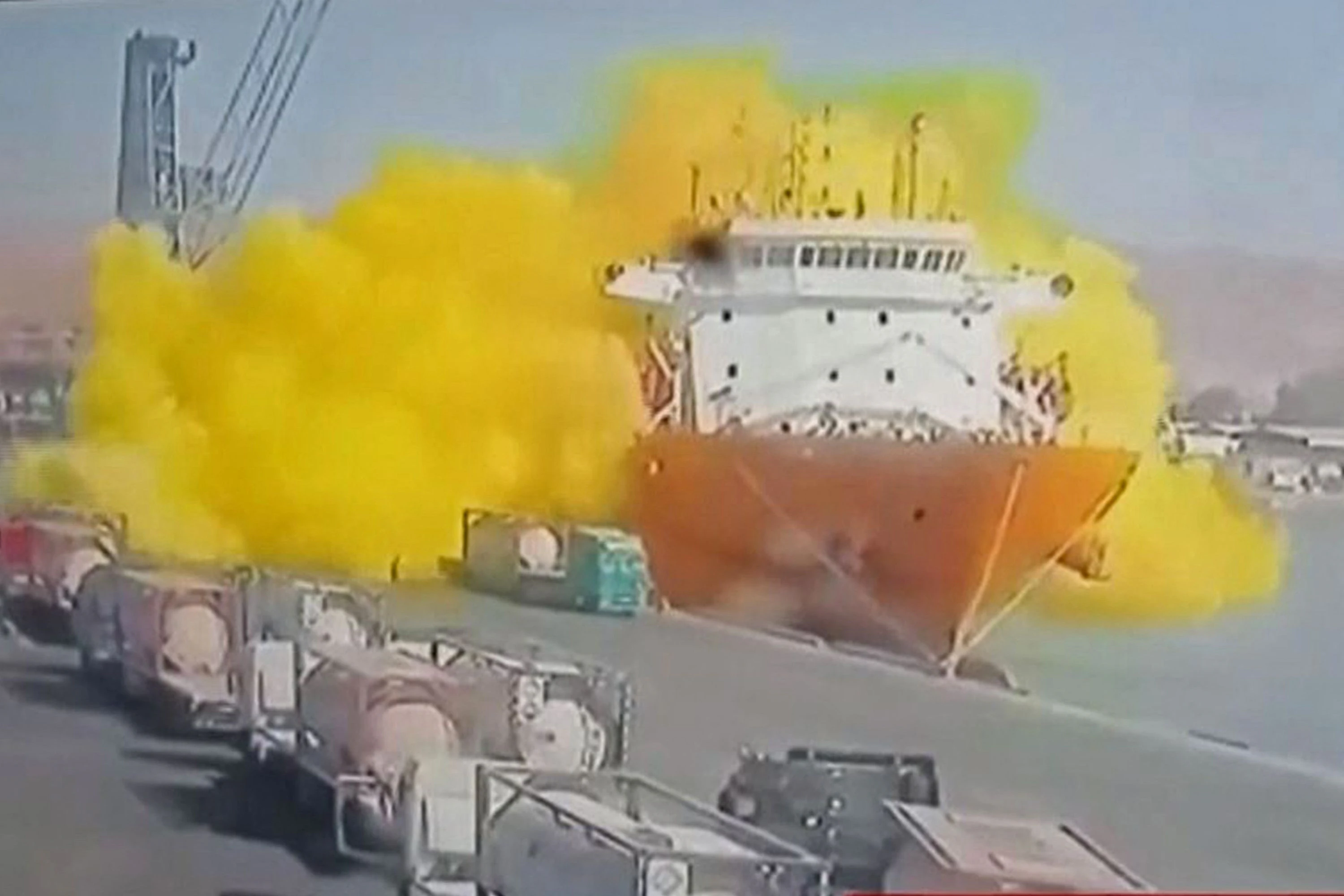 Download von www.picturedesk.com am 28.06.2022 (18:24).  *** SERVICEBILD *** This image grab taken from a CCTV footage broadcasted by Jordan's Al-Mamlaka TV on June 27, 2022 shows the moment of a toxic gas explosion in Jordan's Aqaba port. - Footage on state TV showed a large cylinder plunging from a crane on a moored vessel, causing a violent explosion of yellow gas. The government spokesman urged citizens not to approach the site of the accident, adding that medical reinforcements were being sent to Aqaba. (Photo by various sources / AFP) / RESTRICTED TO EDITORIAL USE - MANDATORY CREDIT "AFP PHOTO /AL MAMLAKA TV " - NO MARKETING - NO ADVERTISING CAMPAIGNS - DISTRIBUTED AS A SERVICE TO CLIENTS - 20220627_PD14676 - Rechteinfo: Servicebild (SB) Bei diesem Bild ist PictureDesk ausschließlich technischer Dienstleister und stellt eine technische Bearbeitungsgebühr in Rechnung. PictureDesk ist weder Urheber noch Rechteinhaber. Die Nutzung liegt in alleiniger Verantwortung des Kunden. Nur für redaktionelle Nutzung! Werbliche Nutzung erfordert Freigabe: bitte schicken Sie uns eine Anfrage.