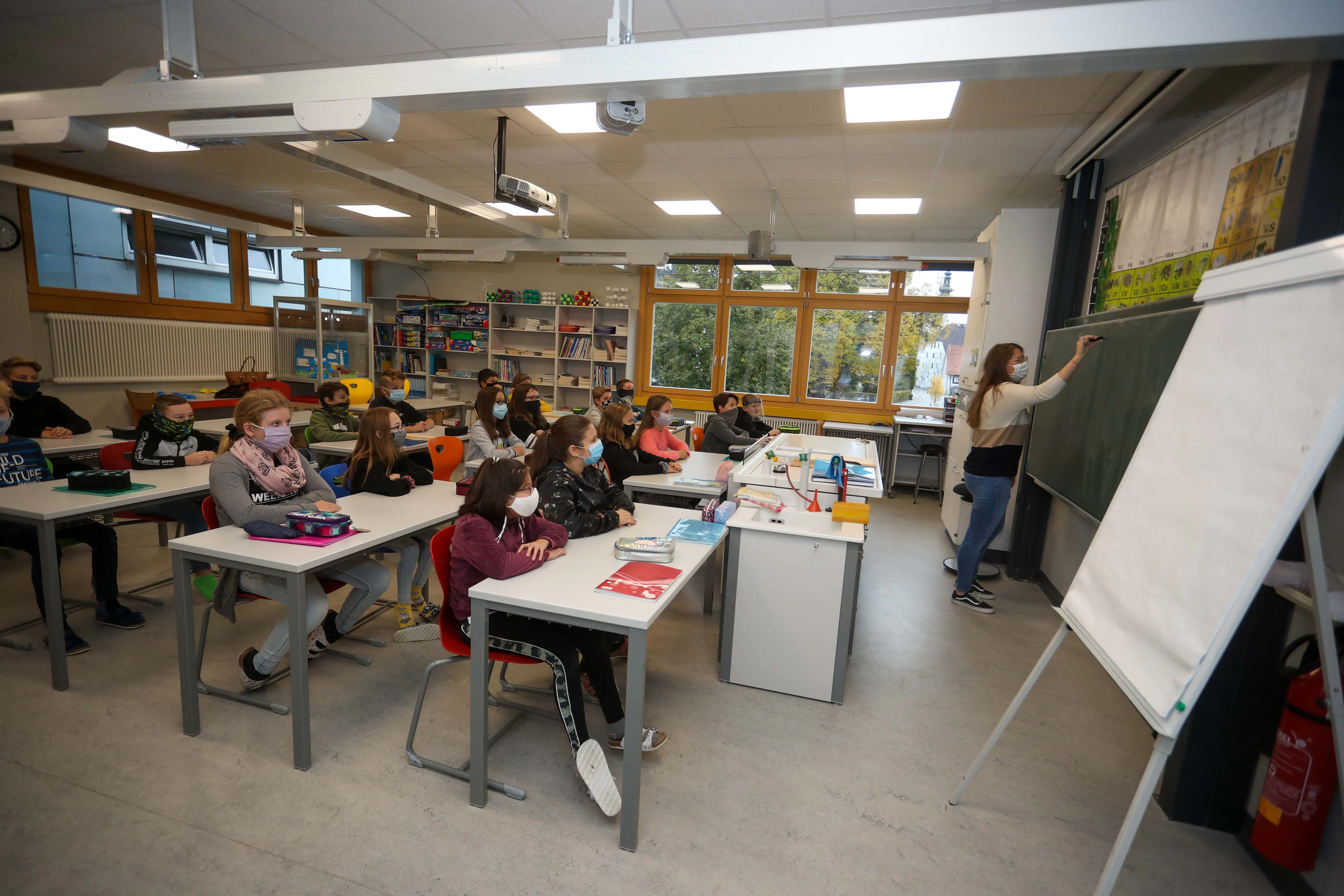 Die steigenden Corona-Infektionszahlen lassen bereits jetzt den Ruf nach neuen Schul-Maßnahmen laut werden.