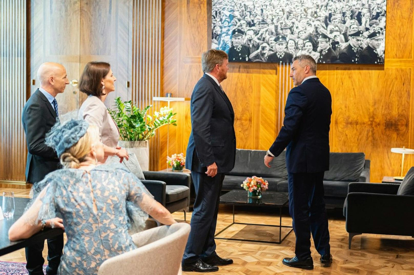 Das niederländische Königspaar wurde von einer Delegation der Bundesregierung empfangen. Im Bild: Arbeitsminister Martin Kocher und Europaministerin Karoline Edtstadler.&nbsp;