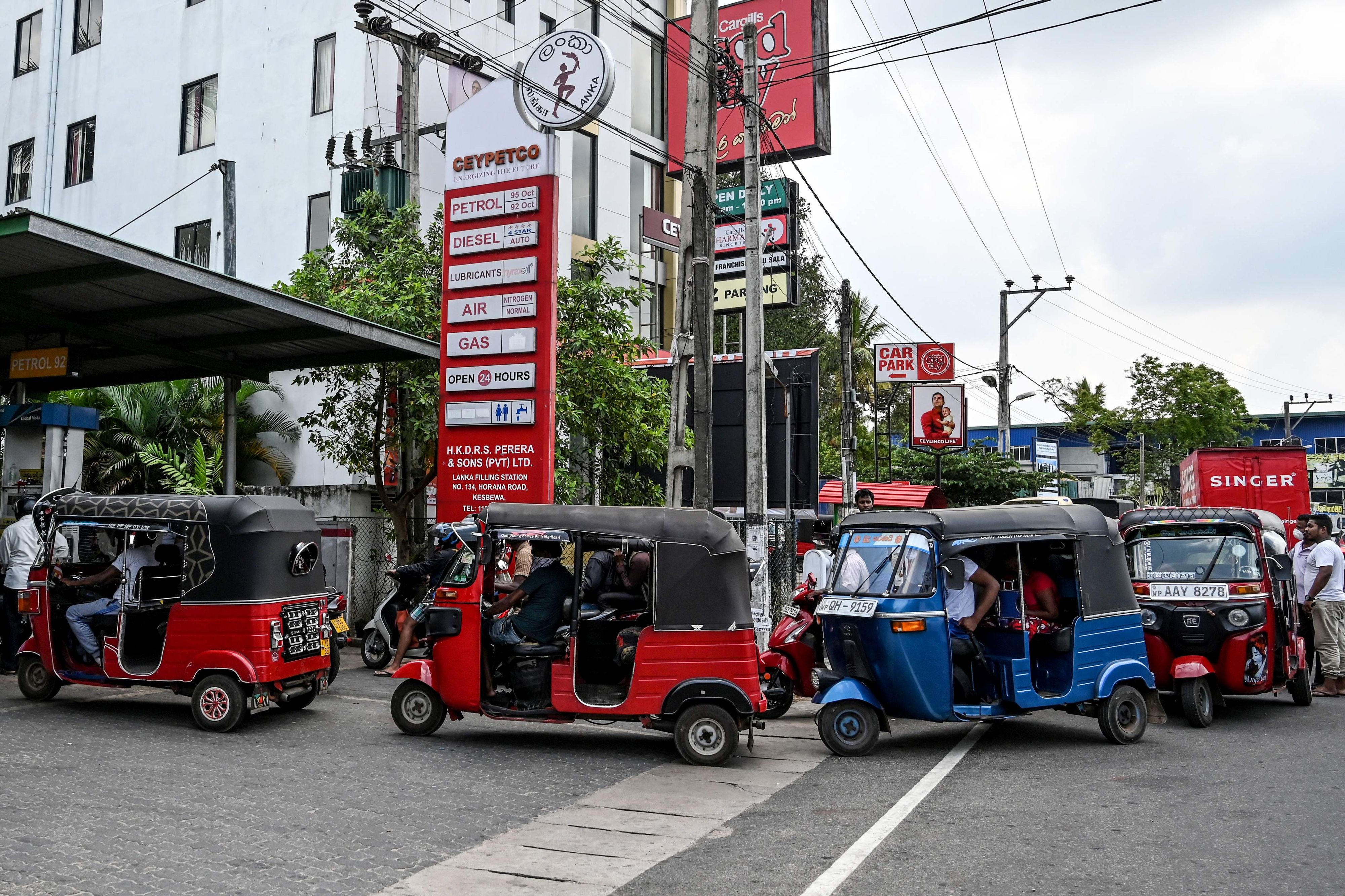 Im südasiatischen Inselstaat Sri Lanka gibt es kein Erdöl mehr. Die Regierung hat nun den Treibstoffverlauf an Privatpersonen verboten.